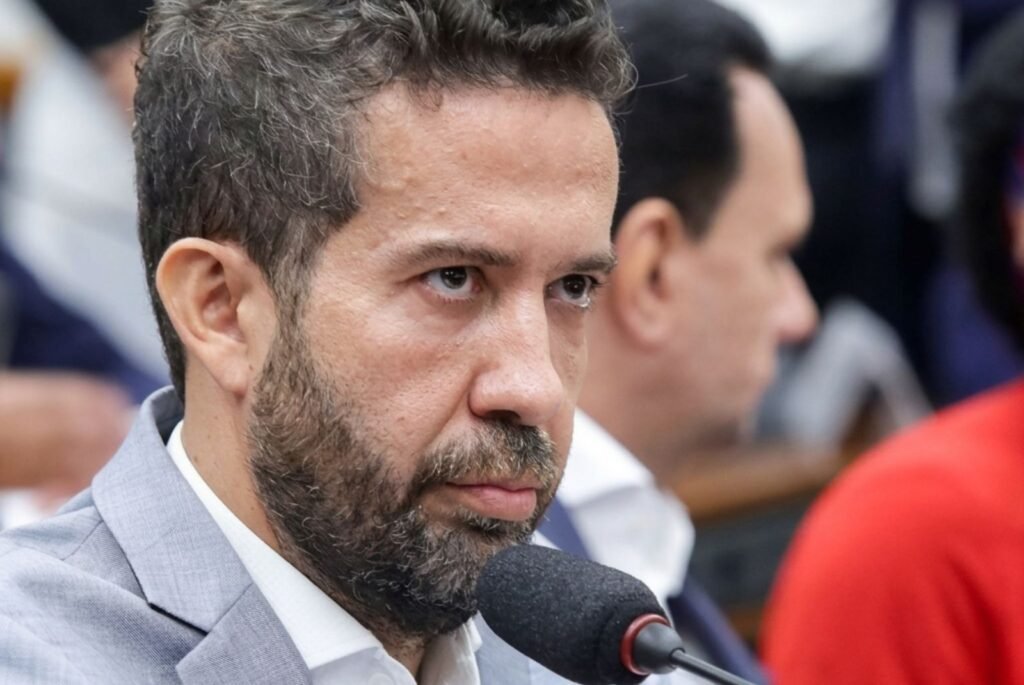 O que motivou André Janones a prometer uma campanha ainda mais baixa contra Flávio Bolsonaro? Janones busca intensificar o confronto político, apostando na degradação do debate público ao invés de propostas construtivas, visando "amassar" Flávio Bolsonaro na disputa contra Lula. Quais são as críticas enfrentadas por Janones em relação ao seu comportamento político? Ele é criticado por promessas vazias, polêmicas e pelo escândalo do "rachadinha" em seu gabinete, além de priorizar ataques pessoais em vez de propostas. Como Janones pretende conduzir sua campanha contra Flávio Bolsonaro? Ele promete uma campanha "mais baixa que a anterior", focando em ataques pessoais e rebaixamento do debate, sem apresentar ideias ou projetos para o Brasil. Qual é a estratégia de Janones ao adotar essa postura agressiva? A estratégia é transformar a política em um ringue de lama, utilizando agressões baratas como ferramenta principal, ao invés de discussões sérias sobre o futuro do país. Por que a postura de Janones é vista como hipócrita? Ele, que já foi acusado de desviar salários de assessores, se apresenta como algoz moral de Flávio, revelando um vazio ético em sua atuação política. Quais são as consequências dessa abordagem para a democracia brasileira? Contribui para o empobrecimento da democracia, priorizando agressões em vez de debates construtivos, o que degrada o nível do debate público. Como a promessa de Janones afeta o clima político atual? Intensifica o clima de confronto político, reforçando críticas sobre a degradação do debate público e a falta de conteúdo nas discussões políticas. Qual é a percepção pública sobre a atuação de Janones? A percepção é de que ele aposta na degradação do debate, sem conteúdo para defender, focando em ataques pessoais e promessas vazias. Como essa estratégia pode impactar a imagem de Janones a longo prazo? Pode consolidar sua imagem como um político polêmico e sem propostas concretas, prejudicando sua credibilidade e relevância no cenário político. Quais são as alternativas para um debate político mais construtivo? Focar em propostas, ideias e projetos para o país, promovendo discussões sérias e respeitosas que contribuam para o fortalecimento da democracia. Por que é importante elevar o nível do debate político? Elevar o nível do debate é crucial para uma democracia saudável, permitindo que eleitores façam escolhas informadas e que políticas públicas eficazes sejam desenvolvidas. Como os eleitores podem influenciar a qualidade do debate político? Exigindo propostas concretas e rejeitando campanhas baseadas em ataques pessoais, os eleitores podem pressionar por um debate mais construtivo e ético. Qual é o papel dos políticos na promoção de um debate público saudável? Políticos devem priorizar discussões baseadas em fatos e propostas, contribuindo para um ambiente político mais respeitoso e produtivo. Como a mídia pode contribuir para melhorar o debate político? A mídia pode destacar propostas e ideias em vez de focar em polêmicas e ataques, promovendo um jornalismo que valorize o conteúdo e a informação de qualidade. Quais são os desafios para reverter a degradação do debate público? Os desafios incluem mudar a cultura política atual, onde ataques pessoais prevalecem, e incentivar um diálogo baseado em respeito e propostas construtivas.