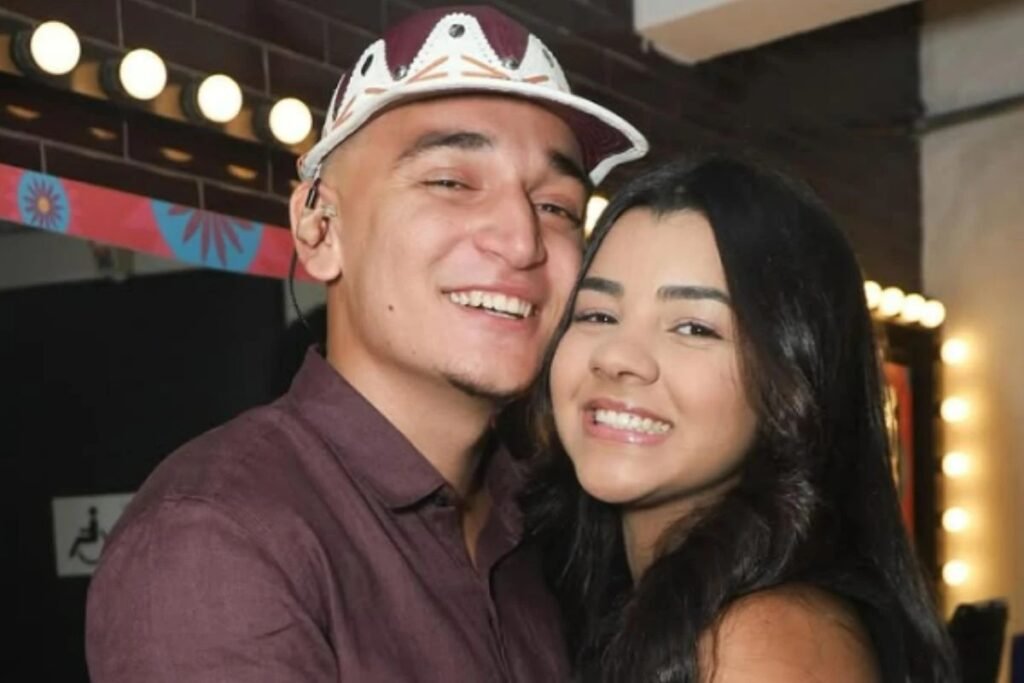 Bastou uma resposta de uma palavra para transformar um comentário comum em assunto nas redes. Mas o que foi dito de tão simples — e ao mesmo tempo tão certeiro — para tanta gente voltar ao mesmo post só por causa disso? A cena começou de um jeito aparentemente normal: uma publicação com fotos de viagem, muitos elogios e aquele tipo de interação que costuma passar sem grandes surpresas. Só que, no meio das mensagens, apareceu uma pergunta que mudou o rumo da conversa. Que pergunta foi essa? Um seguidor observou um possível **emagrecimento** e resolveu ir direto ao ponto, citando uma das chamadas **canetas emagrecedoras**. A dúvida foi lançada de forma objetiva: teria havido uso de **Mounjaro**? Em muitos casos, esse tipo de comentário já seria suficiente para gerar desconforto, silêncio ou até uma resposta atravessada. Mas não foi exatamente isso que aconteceu. Então por que a reação chamou tanta atenção? Porque a resposta veio sem hesitação, negando o uso, mas de um jeito que ninguém esperava. Em vez de apenas dizer “não”, ela escolheu um trocadilho de **duplo sentido** que rapidamente virou o centro da publicação. E é justamente aqui que muita gente se surpreende: não foi um textão, não foi uma briga aberta, não foi uma explicação longa. Foi algo curto, afiado e impossível de ignorar. Mas qual foi a resposta? A influenciadora escreveu **“monpika”**. E esse detalhe, por si só, bastou para fazer a interação sair do campo da curiosidade e entrar no da viralização. O comentário passou a circular entre internautas, que voltaram à postagem não apenas para entender o contexto, mas para ver com os próprios olhos a resposta que tanta gente estava comentando. Só que por que isso repercutiu tanto? Porque havia ali uma combinação difícil de passar despercebida: uma pergunta considerada **indiscreta**, uma negativa direta e uma resposta bem-humorada com tom de ironia. Esse tipo de reação costuma ganhar força justamente por parecer espontâneo. Mas há um detalhe que quase ninguém percebe de imediato: o que viraliza nem sempre é a pergunta original, e sim a forma como ela é devolvida. E quem estava no centro dessa repercussão? Até aqui, o foco ficou na resposta, mas o nome por trás dela ajuda a explicar por que o assunto ganhou ainda mais alcance. A influenciadora era **Ary Mirelle**, esposa de **João Gomes**, e a interação aconteceu depois que ela compartilhou fotos durante uma **viagem à Suíça**. Foi nesse cenário, cercado por elogios e comentários positivos, que surgiu a pergunta sobre o suposto uso do medicamento. O que aconteceu depois? A publicação ganhou uma segunda vida. Diversos internautas passaram a comentar não mais as fotos, mas a resposta. Alguns admitiram que foram até o post apenas por causa do trocadilho. Uma admiradora escreveu que apareceu ali “só pelo **monpika**”. Outro comentário resumiu o sentimento de parte do público: “Quem fala o que quer ouve o que não quer”. E houve ainda quem dissesse ter passado horas procurando exatamente aquela resposta. Mas por que uma interação tão curta prende tanto a atenção? Porque ela reúne elementos que a internet reconhece na hora: **humor**, **ironia**, resposta rápida e um toque de provocação. O que vem em seguida muda tudo, porque a conversa deixa de ser sobre aparência e passa a ser sobre postura. Em vez de alimentar a especulação com justificativas longas, Ary transformou a pergunta em um momento que o público leu como firmeza e presença de espírito. E é aqui que a história ganha sua virada principal. O assunto não explodiu por causa de uma transformação física confirmada, nem por uma revelação sobre métodos de emagrecimento. O que realmente viralizou foi a maneira como **Ary Mirelle** respondeu à pergunta de um fã sobre **Mounjaro**: com um **trocadilho afiado**, inesperado e suficiente para dominar os comentários. Só que fica uma dúvida no ar: em tempos em que qualquer observação sobre o corpo vira debate público, quantas outras interações aparentemente pequenas ainda podem ganhar proporções enormes por causa de uma única resposta?