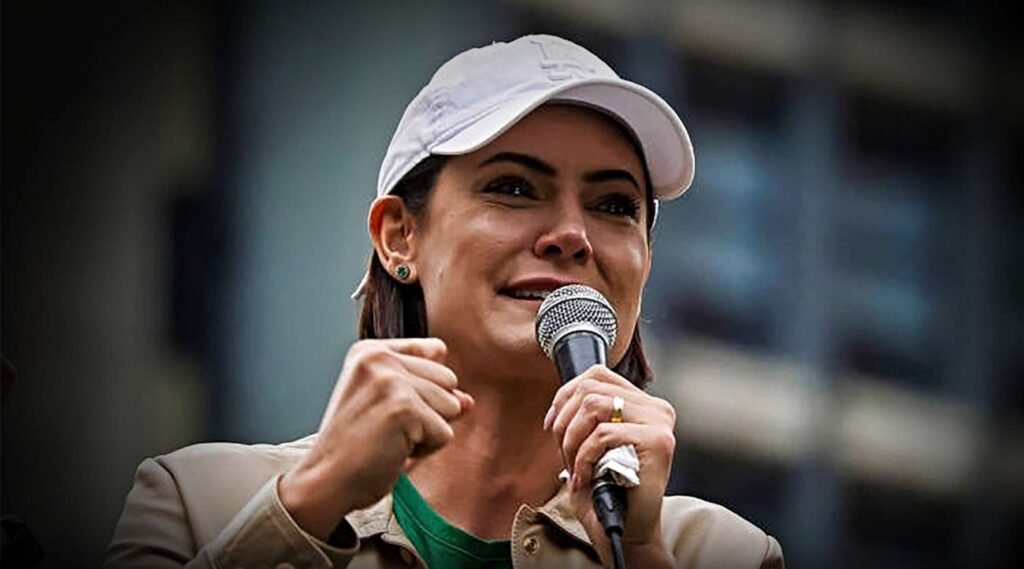 Bastou uma mensagem circular em grupos para tentar lançar dúvida sobre **Michelle Bolsonaro** e criar um ruído político que, segundo a publicação, não se sustenta. Mas que história foi essa que ganhou força de repente? A narrativa espalhada dizia que Michelle poderia aparecer como **vice de Caiado**, hipótese apresentada no texto como uma **fake news** plantada com intenção de desgastar seu nome. Por que essa versão é tratada de forma tão enfática como falsa? Porque, de acordo com a descrição informada, haveria um impedimento político direto: **não tem como o PL lançar dois candidatos na majoritária executiva em chapas diferentes**. Essa é a base usada para rejeitar a especulação. Se esse cenário não se encaixa na lógica partidária descrita, então por que a informação teria sido espalhada? A resposta dada é dura e direta: isso teria sido feito por **pura maldade**. Mas essa acusação se apoia em quê? O próprio relato afirma haver **informações de fonte segura e próxima** de que essa possibilidade **não vai rolar**. A partir daí, a dúvida deixa de ser sobre a viabilidade da chapa e passa a ser sobre a intenção por trás da circulação dessa conversa. Qual seria, então, o objetivo de levantar esse tipo de boato? O texto questiona justamente o **intuito dessa narrativa**, sugerindo que a movimentação busca atingir a imagem de Michelle em um momento de projeção política. E por que Michelle estaria no centro desse tipo de ataque? Porque, segundo a descrição, ela **já provou seu valor inúmeras vezes**. Essa afirmação aparece como contraponto à tentativa de enfraquecê-la. Em vez de associá-la a uma composição considerada inviável, o texto aponta outro caminho para seu futuro político. Qual seria esse caminho? A resposta surge de forma assertiva: Michelle será, **com toda certeza**, **Senadora pelo Distrito Federal**. Se essa é a aposta colocada de forma tão clara, por que insistir em outra versão? Justamente porque uma narrativa paralela pode confundir, dividir apoios e alimentar desgaste. É por isso que o texto trata a circulação desse boato como uma tentativa de **fritar a primeira-dama**. E de onde viriam essas investidas? A resposta não fica restrita a um único campo. A publicação afirma que qualquer tentativa nesse sentido deve ser **rechaçada**, venha ela de **esquerdista** ou até mesmo de **aliados que compraram o discurso EAD**. Mas o que permanece, afinal, depois do barulho? Permanece a negativa à versão de que Michelle poderia ser **vice de Caiado**. Permanece também a alegação de que essa conversa foi espalhada para produzir desgaste. E permanece, sobretudo, a afirmação central sustentada na descrição: **não tem como o PL lançar dois candidatos na majoritária executiva em chapas diferentes**, há **fonte segura e próxima** dizendo que isso **não vai acontecer**, e o destino político apontado para Michelle é outro, de forma completa e sem rodeios: **Senadora pelo Distrito Federal**.