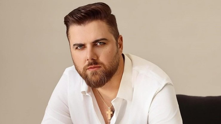 **Zé Neto e a Polêmica Judicial em Torno da Música "Oi, Tudo Bem?"** O cantor **Zé Neto**, da dupla sertaneja com Cristiano, recentemente se viu no centro de uma controvérsia judicial envolvendo a música "Oi, Tudo Bem?". O que motivou essa situação? Segundo a publicação da Revista Oeste, a música foi associada a conversas íntimas do banqueiro **Daniel Vorcaro** com sua ex-namorada **Martha Graeff** e outras mulheres, cujos diálogos foram vazados após a quebra do sigilo do telefone celular de Vorcaro. Por que a Justiça proibiu a veiculação de trechos do vídeo da música? A decisão judicial, proferida pela 29ª Vara Cível da Justiça de São Paulo, foi movida pela influenciadora **Karolina Trainotti**, amiga de Vorcaro. Ela aparece em imagens de um vídeo promocional da música, que já foi retirado do ar. A juíza **Daniela Dejuste de Paula** determinou a proibição para preservar os direitos de personalidade da autora e evitar a divulgação de sua imagem privada sem consentimento, especialmente em um ambiente digital de alta propagação. Qual foi a reação de Zé Neto à decisão judicial? O cantor expressou sua insatisfação, afirmando que "estão querendo nos calar, mas a música é boa". Ele também revelou estar em dúvida sobre o lançamento da música, previsto para o dia 9 de abril, devido à repercussão do caso. Zé Neto mencionou que, ao tomar conhecimento da proibição, pensou se tratar de uma brincadeira de 1º de abril, e destacou que o processo está em segredo de justiça, o que limita sua capacidade de compartilhar detalhes com os fãs. A música realmente menciona Daniel Vorcaro? Embora a música não cite nominalmente Vorcaro, um vídeo divulgado no perfil oficial da dupla sertaneja incluía imagens do banqueiro, sua ex-namorada e outras mulheres mencionadas nos diálogos, para ilustrar a canção. Nos versos iniciais, a dupla canta sobre interações simultâneas com diferentes mulheres, o que gerou a associação com o caso de Vorcaro. Quais são as implicações legais para a dupla sertaneja? A ação judicial não apenas busca a proibição da divulgação do vídeo, mas também solicita o pagamento de indenização por danos morais. Os advogados de Karolina Trainotti argumentam que a influenciadora foi exposta de forma "vexatória", com aspectos de sua vida íntima explorados de maneira descontextualizada e sensacionalista. Como a decisão judicial impacta a carreira da dupla? A polêmica em torno da música "Oi, Tudo Bem?" coloca a dupla Zé Neto e Cristiano em uma posição delicada, onde precisam equilibrar a liberdade artística com as implicações legais e éticas de suas produções. A decisão judicial destaca a importância de respeitar os direitos de imagem e a privacidade das pessoas, especialmente em conteúdos de ampla difusão. Em resumo, o caso envolvendo Zé Neto, a música "Oi, Tudo Bem?" e as associações com Daniel Vorcaro e Karolina Trainotti levanta questões sobre os limites da liberdade artística e a responsabilidade dos artistas em relação ao uso de imagens e informações pessoais de terceiros. A situação continua a evoluir, com a expectativa de novos desdobramentos após o lançamento da música.