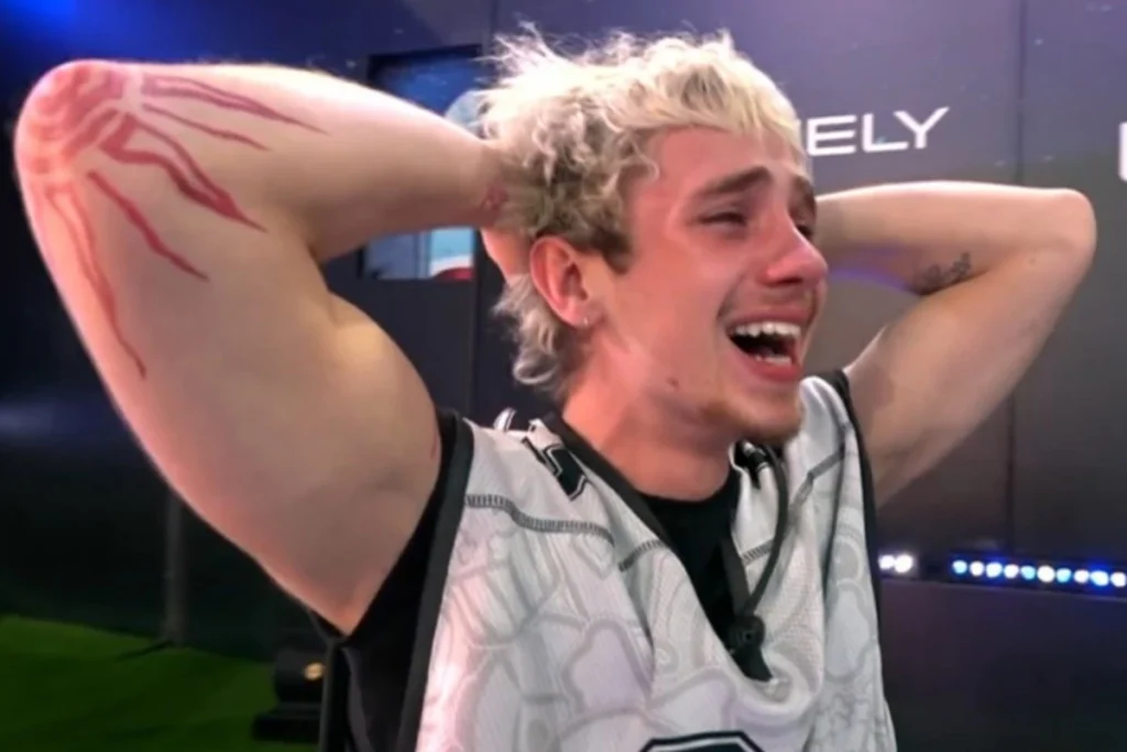 Ele ainda nem venceu tudo, mas já garantiu uma bolada que muita gente só imaginava ver nas mãos de quem chega em segundo lugar. Como isso aconteceu antes mesmo da grande final? A resposta começa em uma conquista que, à primeira vista, parecia valer apenas status dentro do jogo. Ao vencer a Prova do Finalista do BBB26, Juliano não assegurou só uma vaga no momento mais importante da temporada. Junto com esse lugar no pódio, vieram prêmios que mudam completamente o tamanho da vantagem dele. Mas que vantagem é essa, exatamente? Não se trata de uma promessa futura, nem de um prêmio condicionado ao resultado final. É dinheiro em patrimônio já acumulado ao longo da reta decisiva. E é justamente aí que muita gente se surpreende, porque o valor conquistado por ele já coloca seu nome em uma posição extremamente confortável, mesmo antes de o público decidir quem será o campeão. Então quanto ele já faturou? A conta passa por dois itens de peso. O primeiro é um apartamento avaliado em R$ 270 mil, benefício garantido aos finalistas desta edição. O segundo é um carro zero quilômetro, com valor inicial em torno de R$ 190 mil. Somando os dois, Juliano já ultrapassa os R$ 460 mil em prêmios. Só isso já chama atenção? Chama, mas há um detalhe que quase ninguém percebe de imediato. Esse total não impressiona apenas por ser alto. Ele impressiona porque supera o valor tradicionalmente associado ao vice-campeão do reality. E quando essa comparação entra em cena, a leitura do jogo muda. Mas como assim supera o vice-campeão? Tradicionalmente, quem termina em segundo lugar no programa costuma receber R$ 150 mil em dinheiro, além do apartamento oferecido aos finalistas. Ou seja, apenas com o que já acumulou até agora, Juliano já garantiu uma premiação superior à de quem normalmente deixa a casa com a medalha de prata. Isso significa que ele já está melhor do que o segundo colocado, independentemente do resultado? Em termos de prêmios acumulados até aqui, sim. E é exatamente esse ponto que transforma a conquista dele em algo maior do que uma simples vitória em prova. O que parecia ser apenas um passaporte para a final virou também uma vantagem financeira concreta e difícil de ignorar. Mas a história para por aí? Ainda não, porque o que acontece depois muda tudo. A grande final do BBB26 está marcada para terça-feira, dia 21, e o campeão ainda levará o prêmio principal, que pode chegar a R$ 5,5 milhões. Isso significa que o valor já conquistado por Juliano pode ser apenas uma parte de uma conta muito maior. E enquanto isso, o restante da disputa segue como? A reta final continua acirrada. Milena, Leandro Boneco e Ana Paula estão no último Paredão da temporada, disputando as vagas restantes na final. Esse cenário aumenta ainda mais o peso do que Juliano já conquistou, porque enquanto os outros ainda brigam por permanência, ele já está garantido entre os finalistas e com uma premiação robusta assegurada. Mas por que esse dado repercute tanto? Porque ele mexe com uma percepção muito forte do público sobre o reality. Normalmente, a grande conversa gira em torno de quem vai ganhar o prêmio máximo. Só que, neste caso, existe uma virada interessante no caminho. Antes mesmo do anúncio final, um participante já construiu uma recompensa que ultrapassa o patamar esperado para quem ficaria logo atrás do campeão. E o que isso revela sobre a reta final? Revela que, no BBB26, chegar à decisão não é apenas uma questão simbólica. Dependendo do caminho, pode significar sair com uma vantagem enorme antes mesmo do último programa. Juliano já transformou sua ida à final em patrimônio real, com apartamento e carro somando mais de R$ 460 mil. No fim, a grande questão deixa de ser apenas se ele vai vencer. A dúvida que fica agora é outra: depois de já ter superado o valor tradicional do vice-campeão, até onde essa bolada ainda pode crescer quando a final finalmente acontecer?