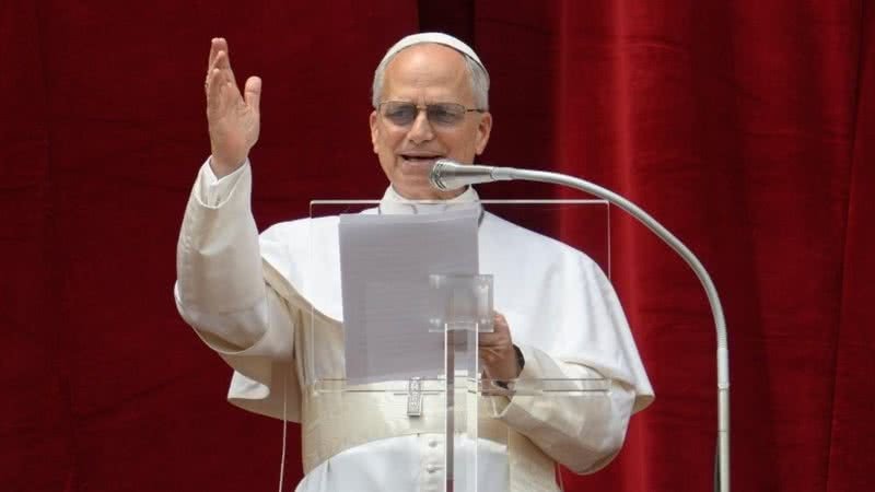 **Estamos nos Tornando Indiferentes à Violência: Um Alerta do Papa Leão XIV** O que motivou o Papa Leão XIV a falar sobre a indiferença à violência? Durante a sua primeira missa do **Domingo de Páscoa** no Vaticano, o Papa Leão XIV destacou a crescente indiferença à violência e ao sofrimento humano. Segundo a publicação, ele fez um apelo aos líderes mundiais para que abandonem as armas e busquem o diálogo como meio de resolver conflitos. A mensagem do papa enfatizou a necessidade de uma paz verdadeira, baseada na compreensão mútua e não na força. Por que o Papa Leão XIV critica a indiferença à violência? Durante sua homilia, o papa criticou a apatia diante da morte e do ódio que permeiam as guerras atuais. Ele alertou sobre as consequências sociais e econômicas dos conflitos, destacando a "globalização da indiferença". Esta expressão, que remonta ao papa Francisco, refere-se à falta de sensibilidade diante do sofrimento alheio e à resignação frente à violência. Qual é a mensagem central do Papa Leão XIV sobre a paz? O papa fez um apelo por uma paz que vá além do silêncio das armas, pedindo uma transformação interna que promova relações respeitosas e o bem comum entre todos. Ele reiterou que a Páscoa simboliza a vitória da vida sobre a morte e a necessidade de não se resignar ao mal. "Quem tem armas nas mãos, que as deponha! Quem tem o poder de desencadear guerras, que opte pela paz!", exclamou Leão XIV. Como o Papa Leão XIV relaciona a Páscoa com a mensagem de paz? Para os cristãos, a Páscoa representa "uma vitória da vida sobre a morte, da luz sobre as trevas, do amor sobre o ódio". O papa lembrou que essa mensagem nem sempre é fácil de aceitar, pois o poder da morte nos ameaça constantemente. Ele insistiu na crítica à indiferença, afirmando que não podemos continuar indiferentes ou resignar-nos ao mal. Qual foi a reação do público à mensagem do Papa Leão XIV? Segundo o Vaticano, cerca de 50 mil pessoas assistiram à celebração litúrgica na Praça São Pedro. O papa concluiu a missa apelando a todos que "façamos ouvir o grito de paz que brota do coração". Ele enfatizou que a paz verdadeira não se limita a silenciar as armas, mas deve transformar o coração de cada um de nós. Por que a mensagem do Papa Leão XIV é relevante no contexto atual? A mensagem do papa é um chamado à ação em um mundo onde a violência e os conflitos são frequentes. Ele destacou a importância do diálogo e da cooperação como formas de superar o ciclo de ódio que gera e perpetua guerras. A verdadeira força que traz paz à humanidade, segundo Leão XIV, é aquela que gera relações respeitosas em todos os níveis, visando o bem comum. Como podemos aplicar a mensagem do Papa Leão XIV em nossas vidas diárias? A mensagem do papa nos convida a refletir sobre nossa própria indiferença ao sofrimento alheio e a buscar ativamente a paz em nossas interações diárias. Isso envolve promover o diálogo, a compreensão mútua e o respeito, não apenas em nível pessoal, mas também em nossas comunidades e nações. Em resumo, o Papa Leão XIV nos alerta sobre a indiferença crescente à violência e nos encoraja a buscar uma paz verdadeira através do diálogo e da compreensão. Sua mensagem é um lembrete poderoso da importância de não nos resignarmos ao mal e de trabalharmos juntos pelo bem comum.