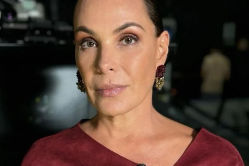 Não foi a saída em si que mais chamou atenção, mas o valor que estaria por trás dela. Quanto custa manter um nome forte na televisão brasileira quando ele aparece diante de milhões todos os domingos? A pergunta ganhou força depois que uma apresentadora conhecida deixou, de forma silenciosa, um dos programas mais tradicionais da TV aberta. E foi justamente esse silêncio que fez outra dúvida crescer: se a despedida nem aconteceu no ar, o que havia de tão relevante nos bastidores? Segundo informações divulgadas pelo portal Limão Digital e citadas no mercado, o salário atribuído a Carolina Ferraz na Record estaria entre R$ 150 mil e R$ 200 mil por mês. Parece muito? Para muita gente, sim. Mas o que faz esse número chamar ainda mais atenção não é apenas o tamanho da cifra. É o que ela representa dentro de um cenário em que poucos nomes conseguem reunir peso artístico, credibilidade e apelo comercial ao mesmo tempo. Mas por que esse valor seria pago a alguém que não está apenas em novelas ou em um programa de entretenimento puro? Porque, na televisão, o salário não costuma refletir só o tempo em frente às câmeras. E é justamente aí que muita gente se surpreende. O que entra nessa conta vai muito além da presença no estúdio. Experiência acumulada, reconhecimento do público, confiança da emissora, força para atrair anunciantes e capacidade de sustentar audiência fazem parte desse pacote. Então esse tipo de remuneração é incomum? Nem tanto quanto parece. No cenário da TV brasileira, nomes consolidados que comandam atrações de grande alcance costumam ocupar uma faixa elevada de ganhos. O detalhe é que, fora da Globo, cifras assim ainda despertam mais curiosidade, justamente porque não aparecem com tanta frequência nas conversas públicas. E há um ponto que quase passa despercebido: quando um profissional reúne histórico em dramaturgia e apresentação, seu valor de mercado tende a subir ainda mais. Mas por que isso acontece? Porque versatilidade pesa. Carolina Ferraz construiu uma trajetória sólida como atriz em novelas de sucesso e depois fez a transição para a apresentação. Essa mudança bem-sucedida amplia o alcance do nome dela e fortalece sua imagem diante do público e do mercado. Não se trata apenas de ser conhecida. Trata-se de ser reconhecida em áreas diferentes, algo que poucas figuras conseguem sustentar por tanto tempo. E será que só a televisão entra nessa conta? Não. Outro fator importante é a influência fora da tela tradicional. A presença nas redes sociais e a capacidade de gerar engajamento também contam. Hoje, a imagem de um apresentador não termina quando o programa acaba. Ela continua circulando, repercutindo, atraindo atenção e, em muitos casos, reforçando o interesse comercial em torno daquele nome. O que acontece depois da exibição muda bastante o valor percebido por emissoras e marcas. Mas se o investimento era tão alto, por que a saída causou estranhamento? Justamente por isso. A demissão de Carolina Ferraz da Record e sua saída do Domingo Espetacular surpreenderam porque envolviam uma profissional colocada entre os salários mais altos do entretenimento brasileiro fora da Globo. Quando uma emissora investe nesse nível, a expectativa natural é de continuidade, visibilidade e algum tipo de encerramento mais marcante. Só que não foi isso que aconteceu. E quem dividia a apresentação com ela? Roberto Cabrini, ao lado de quem Carolina comandava a revista eletrônica dominical. Esse detalhe ajuda a dimensionar o espaço que ela ocupava. Não era uma participação periférica, mas uma posição central em um produto importante da grade. E é aqui que a história fica ainda mais curiosa: quanto maior o peso do nome e do investimento, maior também tende a ser a surpresa quando tudo termina sem uma despedida no ar. No fim, o ponto principal é esse: o suposto salário de Carolina Ferraz na Record, entre R$ 150 mil e R$ 200 mil mensais, ajuda a explicar por que sua saída repercutiu tanto. Não apenas pelo valor em si, mas pelo que ele revela sobre seu tamanho no mercado, sua força como marca e o nível de aposta feito pela emissora. E talvez a pergunta que continue no ar não seja apenas quanto ela ganhava, mas o que uma saída tão discreta diz sobre os bastidores quando o investimento era tão alto.