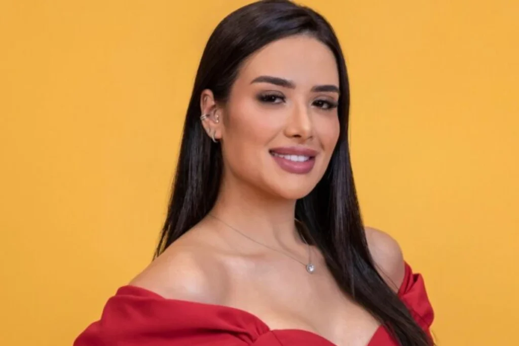 Tem gente que entra no BBB e vira assunto por uma fala, uma briga ou um romance, mas às vezes o que mais intriga o público está do lado de fora da casa: quanto essa pessoa ganhava antes de virar rosto conhecido na TV? Essa curiosidade cresce ainda mais quando a profissão parece familiar, quase comum, mas ao mesmo tempo cercada de dúvidas. Afinal, quando alguém revela que é advogada, o que isso realmente diz sobre sua renda? Dá para imaginar um valor fixo? Ou tudo depende de fatores que quase nunca aparecem na primeira impressão? A resposta mais honesta é que depende, e muito. A advocacia está entre aquelas carreiras em que o nome da profissão diz bastante, mas não diz tudo. Área de atuação, estado, tempo de experiência e tipo de contratação mudam completamente o cenário. E é justamente aí que muita gente se surpreende: não existe um único salário que represente todos os advogados do Brasil. Mas então qual seria a referência mais próxima da realidade? Quando se fala em remuneração de advogado contratado no regime CLT, alguns pisos regionais ajudam a montar esse quebra-cabeça. Só que esses números não são iguais em todo o país, e esse detalhe muda a percepção de quem tenta entender quanto um profissional da área pode receber. No Paraná, por exemplo, a remuneração mínima informada é de R$ 4.408,25. Em São Paulo, o valor inicial gira em torno de R$ 4.460,16. Em Pernambuco, o piso informado é de R$ 4.367,62. Já no Mato Grosso do Sul, o número cai para R$ 3.834,23. O que esses dados mostram? Que existe uma base, sim, mas ela oscila conforme a realidade local. E isso levanta outra pergunta inevitável: se os pisos mudam tanto, existe ao menos uma média nacional que ajude a entender melhor esse mercado? Existe, e ela ajuda a colocar tudo em perspectiva. Segundo informações do Glassdoor, o salário médio de um advogado no Brasil gira em torno de R$ 5.019 por mês. Parece um número mais direto, mas há um detalhe que quase ninguém percebe: média não significa regra. Ela serve como referência, não como garantia. Alguns profissionais ficam abaixo disso, enquanto outros conseguem ultrapassar esse valor com relativa folga. E por que essa diferença pode ser tão grande? Porque a renda na advocacia não depende apenas do salário mensal. O que acontece depois muda tudo: muitos profissionais também podem receber honorários de sucumbência, pagos pela parte que perde uma ação judicial. Esse tipo de remuneração adicional pode alterar bastante o total recebido no fim do mês, tornando os ganhos mais variáveis e, em alguns casos, superiores à média nacional. É aqui que a curiosidade volta com força. Se a profissão permite tanta oscilação, onde Jordana entra nessa conta? Antes de qualquer especulação, vale olhar para o que se sabe. Jordana, participante do BBB26, é formada em Direito desde 2019 e atua como advogada. Embora também tenha outras atividades, como modelo e influenciadora, sua principal ocupação fora da casa segue sendo a advocacia. E isso a coloca dentro de uma realidade compartilhada por milhares de profissionais brasileiros. Mas então qual é, de fato, o salário médio da profissão de Jordana fora do BBB26? Considerando os dados disponíveis, a referência mais segura é esta: a média nacional para advogados no Brasil gira em torno de R$ 5.019 mensais, com pisos regionais que podem partir de cerca de R$ 3.834,23 e ultrapassar R$ 4.460,16, dependendo do estado. Só que esse número ainda não conta toda a história. Porque, no fim, o valor que mais chama atenção não é apenas o salário-base, e sim a possibilidade de ele variar com experiência, localização e ganhos extras dentro da própria carreira jurídica. E quando esse detalhe entra na conta, a pergunta deixa de ser apenas quanto Jordana ganhava fora do BBB. A dúvida que fica é outra: quanto essa profissão ainda pode render quando a visibilidade aumenta?