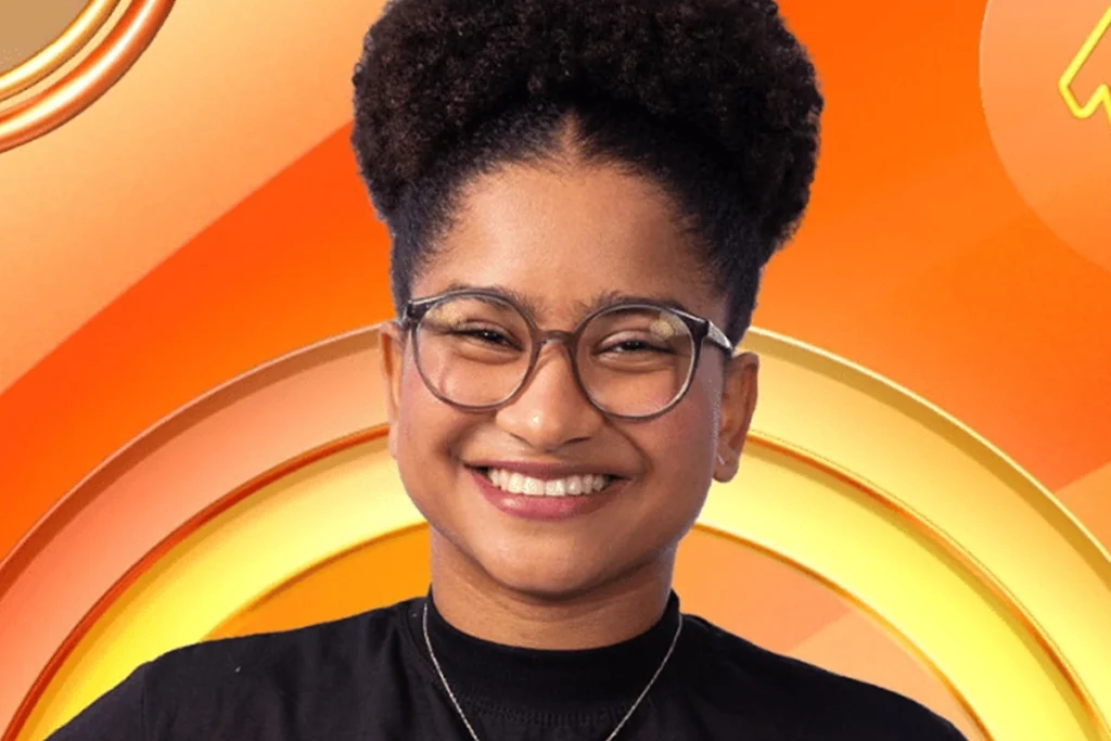 Tem profissão que sustenta casas inteiras e, ainda assim, quase nunca recebe o valor que muita gente imagina. Mas de qual trabalho estamos falando? De uma função silenciosa, presente na rotina de milhares de famílias e que exige atenção constante, responsabilidade e confiança. Um trabalho que começa cedo, termina tarde e, em muitos casos, vai muito além do que está no combinado inicial. Ainda assim, quando o assunto é salário, a realidade costuma surpreender. Quanto ganha, afinal, uma profissional dessa área no Brasil? Segundo dados do Portal Salário, a média nacional gira em torno de R$ 1.839,62 para uma jornada de 42 horas semanais. Parece um número direto, mas ele abre outra pergunta importante: esse valor é fixo para todas as profissionais? Não exatamente. E é aí que muita gente se surpreende. Em 2026, a remuneração da categoria pode variar entre o piso de R$ 1.789,38 e o teto de R$ 2.756,26. Essa diferença não aparece por acaso. Ela costuma depender da experiência, da carga horária e também das responsabilidades assumidas no dia a dia. Mas quais responsabilidades fazem esse valor mudar tanto? A resposta está na rotina. Em muitos casos, não se trata apenas de acompanhar uma criança. A profissional pode cuidar da alimentação, ajudar nas atividades escolares, organizar horários, acompanhar tarefas e manter a rotina infantil funcionando com equilíbrio. Mas há um ponto que quase ninguém observa: mesmo com tantas funções, o reconhecimento nem sempre acompanha a exigência do trabalho. E por que isso chama tanta atenção agora? Porque essa era justamente a profissão principal de Milena antes de entrar no BBB26. Antes da exposição nacional, da disputa e da visibilidade do reality, ela dedicava grande parte do tempo ao cuidado de crianças, atuando como babá e também como recreadora em festas. Só que entre essas atividades, foi o trabalho como babá que ocupou o centro da sua rotina antes de ela abrir a própria empresa de recreação. Isso muda a forma como o público enxerga sua trajetória? Em muitos casos, sim. Porque quando se conhece o valor médio pago por uma profissão tão essencial, a história ganha outro peso. Não se trata apenas de saber o que ela fazia antes da fama repentina. Trata-se de entender de que tipo de rotina ela saiu e o que isso representa. O que vem depois dessa comparação é o que realmente chama atenção. Se a média salarial da profissão gira em torno de R$ 1.839,62, o que isso revela sobre a realidade de quem vive desse trabalho? Revela uma rotina de esforço intenso em uma área essencial para muitas famílias, mas que ainda enfrenta desafios claros de valorização e reconhecimento. Muitas profissionais acabam acumulando funções sem receber de forma proporcional. E quando isso acontece, a conta pesa ainda mais no fim do mês. Mas o que essa experiência tem a ver com o BBB26? Mais do que parece. O convívio diário com crianças, a necessidade de paciência, atenção e leitura de comportamento podem ter influenciado a postura de Milena dentro do jogo. Quem passa tanto tempo lidando com cuidado, rotina e adaptação aprende a observar muito antes de agir. E esse detalhe pode dizer mais sobre sua presença no reality do que muita análise apressada. Só que existe outra camada nessa história. Antes de chegar ao programa, ela não estava apenas trabalhando como babá. Também atuava como recreadora em festas e, depois, abriu a própria empresa de recreação. Isso mostra uma tentativa clara de ampliar caminhos dentro de uma área em que a renda nem sempre acompanha o esforço. E quando alguém sai de uma rotina assim para entrar em um reality de enorme exposição, a mudança de trajetória deixa de parecer pequena. Então qual é o ponto principal por trás de tudo isso? O salário médio da profissão que Milena tinha antes de entrar no BBB26 é de R$ 1.839,62, com variação entre R$ 1.789,38 e R$ 2.756,26 em 2026. Mas o dado mais forte talvez não seja apenas o número. É o que ele revela sobre a distância entre a importância desse trabalho e o reconhecimento que ele recebe. E agora que Milena já está garantida no top 8, essa parte da história ganha ainda mais força — porque o que parecia ser apenas uma curiosidade sobre o passado dela pode acabar mudando a forma como muita gente enxerga sua caminhada daqui para frente.