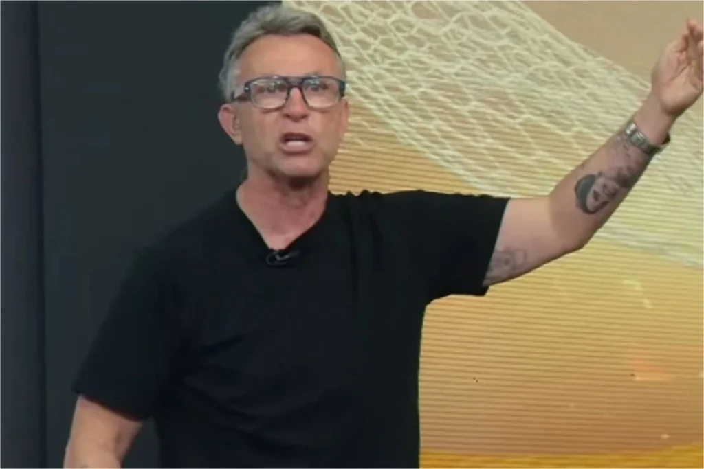 Tudo parecia apenas uma ausência em uma festa, mas o preço disso acabou chamando mais atenção do que o próprio evento. Quanto custa, afinal, não aparecer onde sua presença foi prometida? A resposta parece simples no começo, mas fica mais delicada quando entram expectativa, dinheiro, imagem pública e uma confirmação feita dias antes. Foi só um compromisso desmarcado? Não exatamente. O caso ganhou outro peso porque não se tratava de um encontro informal, nem de um convite qualquer. Havia uma negociação em andamento havia meses, com valores definidos e uma expectativa criada em torno da participação de uma figura conhecida. Mas se havia negociação, existia contrato assinado? É justamente aí que a história começa a ficar mais sensível. A defesa sustentou que não havia contrato formal, negou que terceiros tivessem autorização para negociar em nome dele e afirmou que nenhum valor foi recebido diretamente. Só que esse argumento não encerrou a discussão. Por quê? Porque há um detalhe que quase ninguém percebe de imediato: em processos assim, nem sempre a ausência de um contrato em papel elimina os indícios de compromisso. E foi nesse ponto que um elemento específico passou a ter grande peso. Que elemento foi esse? Um vídeo. Segundo os autos, ele gravou uma mensagem confirmando presença. E isso muda bastante o cenário, porque, de acordo com o entendimento do juiz, a gravação mostrava conhecimento claro sobre o que estava sendo combinado. Mas confirmar presença em vídeo basta para gerar condenação? Sozinho, esse tipo de prova pode não resolver tudo, mas, neste caso, ele foi visto como parte importante do conjunto. O magistrado destacou que na gravação eram mencionados o nome do empresário, a cidade de Bebedouro e a data do evento. E é aqui que muita gente se surpreende: o vídeo acabou funcionando como sinal de que ele sabia das tratativas. Tratativas para quê exatamente? Para dois compromissos na cidade do interior de São Paulo. Um deles era a participação no aniversário de 1 ano do filho de um empresário. O outro, no dia seguinte, seria uma partida de futebol. Ou seja, não era uma presença isolada, mas uma agenda combinada. E quanto dinheiro estava envolvido nisso? O acordo previa R$ 22 mil no total. Desse valor, R$ 15 mil seriam pagos na data e R$ 7 mil foram antecipados. Só que, dias antes dos eventos, veio a informação de que ele não compareceria. Então o prejuízo foi apenas financeiro? Não. E o que acontece depois muda tudo no processo. O valor antecipado de R$ 7 mil, segundo os autos, foi devolvido pelos intermediários. Mesmo assim, a Justiça entendeu que o problema não terminou com essa devolução. Por que não terminou? Porque o juiz considerou que a ausência gerou mais do que um simples transtorno contratual. A decisão apontou frustração, constrangimento e exposição negativa diante dos convidados. Em outras palavras, o dano reconhecido não ficou restrito ao bolso. E qual foi o valor da condenação? A indenização fixada foi de R$ 7 mil por danos morais e R$ 2,2 mil por danos materiais. Esse é o valor que ele terá que pagar, segundo a sentença divulgada. Mas esse é o ponto final? Ainda não. Há outro detalhe importante: a decisão não transitou em julgado. Isso significa que ainda cabe recurso. A própria defesa, procurada, declarou apenas que a sentença foi publicada e ainda não se tornou definitiva. Então por que esse caso chama tanta atenção? Porque ele mistura fama, promessa pública, negociação sem contrato formal e uma prova que, para a Justiça, indicou ciência do compromisso. O centro de tudo não foi apenas faltar a um aniversário. Foi o entendimento de que havia um acerto conhecido, expectativa criada e dano causado quando a presença não aconteceu. E o ponto principal, no fim, é justamente esse: o valor da indenização que Neto terá que pagar, neste momento, é de R$ 9,2 mil no total. Só que a discussão em torno do caso vai além do número — porque ela deixa no ar uma pergunta que ainda pode render novos desdobramentos: até onde vai a responsabilidade quando uma presença é prometida, confirmada e depois cancelada?