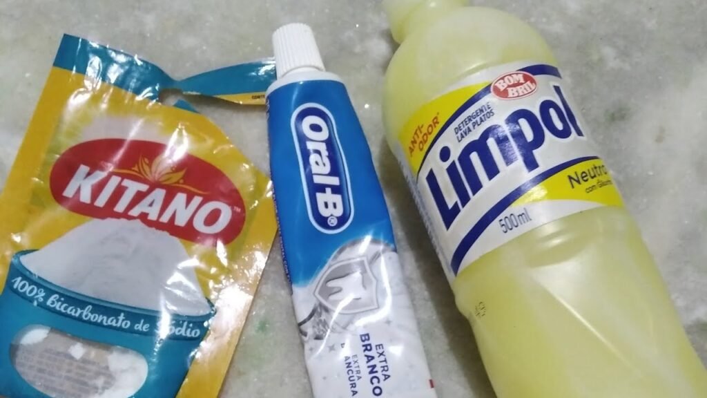 Tem mancha que parece desafiar qualquer tentativa, como se tivesse sido feita para ficar ali para sempre. Mas será que ela é mesmo impossível de remover ou o erro está no jeito como a limpeza é feita? A resposta surpreende porque, muitas vezes, o problema não é a força do produto, e sim a escolha errada da combinação. E então surge a pergunta que muita gente faz só depois de gastar dinheiro à toa: existe algo simples, barato e realmente eficiente? Existe, e é justamente isso que chama atenção. Não se trata de um produto raro, caro ou difícil de encontrar. Pelo contrário: a solução pode ser preparada com **itens comuns**, daqueles que muita gente já tem em casa. Mas por que algo tão simples funcionaria onde produtos mais caros falham? Porque cada ingrediente entra com uma função específica, e é essa união que faz diferença. Sozinho, um componente pode até ajudar. Juntos, eles formam uma mistura mais útil contra **gordura acumulada**, **sujeira antiga** e marcas que parecem impregnadas. Mas há um ponto que quase ninguém nota: quais são esses ingredientes? São apenas **três**. O primeiro é o **bicarbonato de sódio**, conhecido por ajudar na limpeza de resíduos mais persistentes. O segundo é a **pasta de dente**, que entra na composição da mistura. O terceiro é o **detergente líquido**, que completa a fórmula e ajuda a dar consistência e ação ao preparo. Parece simples demais? É aí que muita gente se espanta. Se os ingredientes são tão comuns, então o segredo está no modo de preparo? Em grande parte, sim. A orientação é escolher um **recipiente de tamanho médio**, colocar o bicarbonato de sódio, adicionar a pasta de dente e o detergente líquido, e misturar bem até formar uma **pasta uniforme** e levemente espessa. Mas o que acontece depois é o que realmente muda o resultado. Depois de pronta, a mistura deve ser aplicada em pequena quantidade sobre a área manchada. E como usar sem exagerar ou perder o efeito? A recomendação é esfregar com uma **esponja** ou **escova macia**, fazendo movimentos circulares. Se a sujeira estiver mais resistente, ainda existe um detalhe importante: deixar agir entre **5 e 10 minutos** pode ajudar antes da remoção. E depois disso, basta enxaguar? Sim, o acabamento é simples. A remoção pode ser feita com um **pano úmido** ou com **água**, dependendo da superfície. Mas aqui surge outra dúvida que reacende a curiosidade: onde essa mistura pode ser usada sem complicação? Ela pode ser utilizada em **azulejos**, **fogão**, **pia**, **panelas** e em **superfícies do banheiro**. E tem mais um ponto que chama atenção: em alguns casos, também pode ser usada em **roupas**, desde que seja feito um **teste antes**. E é justamente aqui que muita gente percebe o alcance dessa solução. Mas se funciona em tantos lugares, por que esse truque ainda passa despercebido? Talvez porque muita gente associe eficiência a embalagens caras e fórmulas complexas. Só que, às vezes, o que resolve está muito mais perto do que parece. E há outro detalhe que quase ninguém considera: além de ajudar na limpeza, essa mistura também representa **economia**. Economia de dinheiro, de tempo e até de esforço. Em vez de recorrer a vários produtos diferentes para cada tipo de sujeira, a proposta aqui é usar uma solução prática para lidar com manchas difíceis do dia a dia. Isso significa que o maior diferencial não está apenas no resultado visível, mas na simplicidade do processo. Então qual é o verdadeiro truque por trás de tudo isso? Não é mágica, nem promessa exagerada. O ponto principal está na combinação de **bicarbonato de sódio**, **pasta de dente** e **detergente líquido**, aplicada da forma certa e com o tempo de ação adequado. É isso que transforma uma mistura comum em uma alternativa útil para restaurar **limpeza** e **brilho** em várias superfícies. E quando parece que a mancha venceu, talvez o que esteja faltando não seja força, mas a mistura certa. O mais curioso é perceber que soluções simples ainda conseguem resolver problemas que parecem complicados demais — e essa talvez seja só uma das combinações caseiras que quase ninguém testa até realmente precisar.