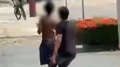 Basta alguns segundos de vídeo para transformar indignação em choque real. Mas o que faz uma cena assim atravessar a tela e provocar uma reação tão imediata? Não é só a violência. É o modo como ela acontece: sem confronto, sem defesa, sem qualquer chance de resposta. O que aparece nas imagens? Um homem em situação de rua caminha de costas, pela rua, quando é atingido por um aparelho de choque. Ao lado de quem agride, outro jovem registra tudo. E por que isso causa tanta revolta? Porque não se trata de um impulso isolado captado por acaso. Há um elemento que pesa ainda mais: os dois riem depois da agressão. Mas isso aconteceu uma única vez? É aqui que muita gente se surpreende. As agressões teriam ocorrido em pelo menos duas ocasiões. Essa informação muda a leitura do caso, porque deixa de parecer um ato momentâneo e passa a levantar uma pergunta inevitável: o que levou a esse comportamento a se repetir? Quem são os envolvidos? Antes mesmo dos nomes, um detalhe chama atenção: os dois são estudantes de direito. E por que isso amplia o impacto? Porque a notícia atinge em cheio a expectativa social ligada à formação jurídica, associada à defesa de direitos, à noção de justiça e ao respeito à dignidade humana. Quando essa imagem entra em choque com o que foi filmado, a repercussão cresce. E onde tudo isso aconteceu? Em Belém. Mas há um ponto que quase passa despercebido no meio da revolta: após as agressões, os estudantes fugiram para dentro do Cesupa, o Centro Universitário do Pará. E o que aconteceu depois muda o rumo do caso, porque a situação deixou de ser apenas um vídeo circulando nas redes e passou a mobilizar instituições. Houve investigação? Sim. O Ministério Público Federal abriu uma apuração sobre o ataque. E por que o MPF entrou no caso? Porque a abertura foi feita pela Procuradoria Regional dos Direitos do Cidadão no estado, órgão voltado à defesa dos direitos humanos. Isso acrescenta uma camada importante: o episódio não está sendo tratado apenas como uma cena revoltante, mas como um fato com implicações sérias na esfera da dignidade humana. E a universidade, como reagiu? O Cesupa informou que afastou imediatamente os dois estudantes de suas atividades acadêmicas e abriu procedimento administrativo interno para apurar os fatos. Isso encerra a questão? Ainda não. Porque o afastamento é uma resposta institucional inicial, mas não substitui a apuração criminal nem responde à pergunta que continua no centro de tudo: quais serão as consequências práticas para os envolvidos? As autoridades locais também se manifestaram? Sim. O prefeito de Belém, Igor Normando, classificou o episódio como revoltante e inaceitável. E o que ele fez além da declaração? Informou que oficiou a Polícia Civil para adotar as medidas cabíveis e buscar a punição dos responsáveis com rigor da lei. Mas existe outro detalhe que muda a percepção do caso: a vítima foi localizada e encaminhada a um centro de acolhimento. Os estudantes já foram identificados publicamente? Não. Os nomes não foram divulgados. E por que isso importa? Porque, sem essa informação, a defesa deles não foi localizada pela reportagem. Ao mesmo tempo, a Polícia Civil do Pará foi procurada para esclarecer se os dois já foram identificados formalmente, mas ainda não havia retorno. Então qual é o ponto principal de tudo isso? Não é apenas o vídeo, nem apenas a crueldade registrada. O centro do caso está no contraste brutal entre o que se espera de quem estuda leis e o que foi mostrado nas imagens: um homem vulnerável sendo atacado com arma de choque, filmado e ridicularizado. A investigação foi aberta, a universidade afastou os alunos, o prefeito cobrou punição e a vítima recebeu acolhimento. Mas a pergunta que permanece, e talvez seja a mais incômoda, é outra: quando a violência vira espetáculo para quem pratica, o que mais ainda precisa acontecer para que o limite seja reconhecido antes do próximo vídeo?