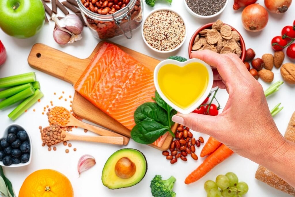 **Estudo Revela Dieta que Pode Prolongar a Vida em Até 13 Anos** Um estudo inovador realizado por cientistas da **Universidade de Bergen**, na Noruega, trouxe à tona uma descoberta significativa: a dieta pode ter um impacto direto na longevidade. Publicado na revista **PLOS Medicine**, o estudo sugere que aumentar o consumo de **leguminosas** e reduzir a ingestão de **carne vermelha** pode adicionar até 13 anos à expectativa de vida. **Qual é a dieta que pode prolongar a vida?** Segundo a pesquisa, a chave para uma vida mais longa está na adoção de uma "dieta otimizada". Esta dieta consiste em reduzir o consumo de carne vermelha e processada e aumentar a ingestão de **frutas**, **vegetais**, **legumes**, **nozes** e **grãos integrais**. Para mulheres de 20 anos, essa mudança pode acrescentar até 10 anos de vida, enquanto para homens da mesma idade, o ganho pode ser de até 13 anos. **Como a idade influencia os benefícios da dieta?** O estudo destaca que quanto mais cedo a mudança na alimentação, maior é a expectativa de vida. No entanto, mesmo para pessoas com 60 anos ou mais, a mudança na dieta ainda traz benefícios significativos. Mulheres podem aumentar sua expectativa de vida em até 8 anos, enquanto homens podem ganhar quase 9 anos a mais. **Quais alimentos são recomendados?** Os pesquisadores enfatizam o consumo de **leguminosas** como feijão, ervilha e lentilha, além de **grãos integrais** e **oleaginosas** como nozes, amêndoas e pistaches. Além disso, é recomendado evitar o consumo de carne vermelha e processada, incluindo bacon, linguiça e frios. Em vez disso, sugere-se incluir na dieta **aves magras**, **peixes** e **proteínas vegetais**. **Por que evitar carne vermelha e processada?** De acordo com a nutricionista Cibele Santos, entrevistada pelo Metrópoles, reduzir o consumo de carne vermelha e processada não apenas promove a saúde do corpo, mas também contribui para a preservação do meio ambiente. "Ao aumentar a ingestão de frutas, vegetais, legumes, nozes e grãos integrais, cultivamos um estilo de vida mais saudável e sustentável", afirma a profissional. **Quais são os benefícios adicionais dessa dieta?** Além de prolongar a vida, essa dieta rica em nutrientes pode reduzir o risco de doenças. Vegetais crucíferos, como o brócolis, são ricos em nutrientes e fibras, essenciais para a saúde. A **quinoa**, por exemplo, é um ótimo alimento para o ganho de massa magra, sendo rica em fibras e livre de açúcar, glúten e colesterol. O **arroz integral**, comum na dieta brasileira, também é uma excelente fonte de fibras. **Quais foram as bases do estudo?** As conclusões do estudo foram feitas após a análise do **Global Burden of Disease**, que rastreou 286 causas de morte, 369 doenças e lesões, e 87 fatores de risco em 204 países. Essa análise abrangente reforça a importância de uma dieta equilibrada para a saúde e longevidade. Em resumo, adotar uma dieta rica em leguminosas, grãos integrais e oleaginosas, enquanto se reduz o consumo de carne vermelha e processada, pode não apenas prolongar a vida, mas também promover um estilo de vida mais saudável e sustentável.