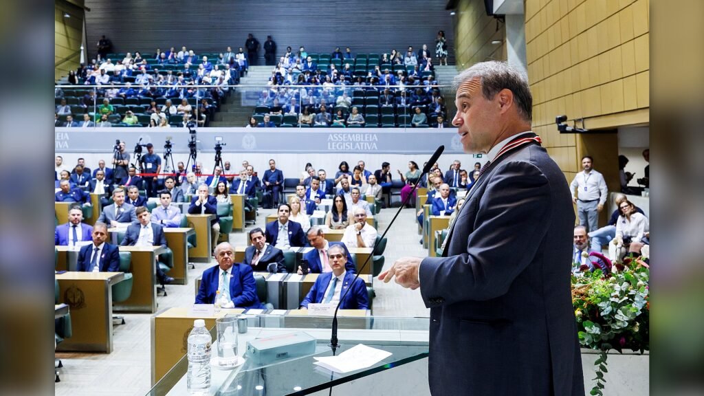 “**Eu não tenho esse direito**.” A frase é curta, direta e carrega um peso que imediatamente desloca a atenção para uma pergunta inevitável: **de que direito André Mendonça estava falando**? A resposta veio em um contexto solene, mas com um recado objetivo sobre o exercício da função pública. Nesta segunda-feira, 6, o ministro do **Supremo Tribunal Federal** afirmou que não pode **privilegiar aliados** nem **perseguir adversários**. Mas por que essa declaração chamou atenção? Porque ela foi feita justamente durante uma homenagem. Mendonça participou de uma **sessão solene na Assembleia Legislativa de São Paulo**, a **Alesp**, onde foi homenageado. Em vez de transformar o momento em celebração pessoal, ele direcionou a fala para um princípio que, segundo suas próprias palavras, deve orientar a atuação de quem ocupa um cargo público: a **imparcialidade**. E o que ele disse sobre isso? Mendonça resumiu a ideia de forma clara ao afirmar que a imparcialidade exige olhar para as pessoas sem favorecer quem está próximo e sem usar a função para atingir quem pensa diferente. A fala foi apresentada como uma defesa de conduta institucional, não como um gesto de conveniência. O ponto central estava justamente nessa limitação que ele atribuiu a si mesmo: no cargo que ocupa, não lhe caberia agir por amizade, afinidade ou oposição. Mas essa posição foi expressa de maneira abstrata ou direta? Foi direta. Ao dizer **“eu não tenho esse direito”**, o ministro deixou explícito que, no entendimento dele, a função pública impõe freios pessoais. A declaração associa o exercício do poder a uma obrigação de contenção. Em outras palavras, a autoridade do cargo não abriria espaço para beneficiar amigos nem para retaliar adversários. E onde exatamente isso foi dito? Durante a cerimônia realizada na **Alesp**, em uma sessão solene. Esse detalhe importa porque o ambiente era de reconhecimento público. Ainda assim, a fala não se concentrou no elogio recebido, mas na responsabilidade do posto que ele ocupa no **STF**. A homenagem serviu de cenário para uma manifestação sobre dever institucional. Mas qual foi a formulação apresentada por Mendonça? Segundo a descrição do episódio, ele afirmou que não pode **“privilegiar” aliados** nem perseguir adversários no exercício da função pública. Também declarou: **“Imparcialidade é você olhar para as pessoas de modo...”**. A descrição disponível interrompe a citação nesse ponto, sem trazer a continuação completa dessa frase. Então o que fica plenamente registrado dessa fala? Fica registrado que **André Mendonça**, ministro do **Supremo Tribunal Federal**, afirmou, nesta segunda-feira, 6, durante **sessão solene na Assembleia Legislativa de São Paulo**, que não pode **privilegiar aliados** nem **perseguir adversários** no exercício da função pública. E fica registrada, de forma literal, a frase que concentrou a mensagem e deu o tom da declaração: **“Eu não tenho esse direito.”**