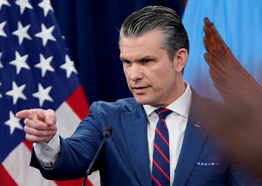 O que motivou o alerta dos EUA sobre a intensificação da guerra com o Irã? O secretário de Guerra dos EUA, Pete Hegseth, afirmou que o conflito pode se intensificar se o Irã não aceitar negociar. A disposição para um acordo é vista como crucial para evitar uma escalada militar. Qual é a posição do presidente Donald Trump em relação ao conflito com o Irã? Trump está aberto a um acordo com o Irã. Ele busca uma solução diplomática, mas está preparado para intensificar ações militares se necessário. Quais são as possíveis consequências se o Irã não aceitar negociar? Sem um acordo, os EUA planejam intensificar bombardeios, aumentando a destruição no Irã. A guerra pode se tornar ainda mais violenta. O que foi dito sobre a nova liderança no Irã? Hegseth mencionou que houve uma mudança de regime no Irã e espera que a nova liderança seja mais sábia que a anterior, o que pode influenciar nas negociações. Quais são os alvos principais dos ataques dos EUA no Irã? Os EUA estão focados em destruir instalações de fabricação e pesquisa, visando enfraquecer as capacidades de mísseis balísticos do Irã. Como a Marinha dos EUA está atuando no conflito com o Irã? A Marinha americana está neutralizando a capacidade iraniana de lançar minas marítimas e já destruiu mais de 150 embarcações da Marinha do Irã. Qual é o objetivo da campanha militar dos EUA contra o Irã? A campanha busca reduzir significativamente a capacidade operacional das forças iranianas, enfraquecendo suas capacidades militares. Quais são os sinais de que a crise no Golfo Pérsico pode se ampliar? Hegseth mencionou que há sinais de ampliação da crise, o que pode levar a uma escalada militar mais ampla na região. Como a comunidade internacional está reagindo a essa situação? A resposta internacional varia, mas há preocupações sobre a estabilidade regional e o impacto humanitário de uma guerra intensificada. O que pode acontecer nos próximos dias em relação ao conflito? Os próximos dias são considerados decisivos. Se o Irã não mostrar disposição para negociar, a escalada militar pode se concretizar rapidamente. Quais são as implicações de uma intensificação da guerra para a região do Golfo Pérsico? Uma intensificação pode desestabilizar ainda mais a região, afetando o comércio global de petróleo e aumentando tensões entre países vizinhos. Como a população iraniana está sendo afetada pelos ataques? Os ataques causam destruição em massa, afetando a infraestrutura e a vida cotidiana dos cidadãos iranianos, aumentando o sofrimento humanitário. Quais são as chances de um acordo ser alcançado entre os EUA e o Irã? Embora Trump esteja aberto a negociações, a disposição do Irã em aceitar um acordo é incerta, tornando o futuro do conflito imprevisível. O que pode ser feito para evitar uma escalada militar entre os EUA e o Irã? Diplomacia e negociações são essenciais. A comunidade internacional pode mediar para facilitar um acordo que evite a intensificação do conflito.