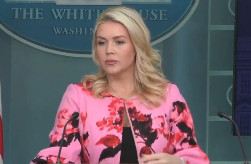 Os EUA foram realmente fundados sobre valores judaico-cristãos? Sim, segundo Karoline Leavitt, porta-voz da Casa Branca, a nação foi fundada há 250 anos com base nesses valores, refletindo a tradição religiosa do país. Por que a declaração de Karoline Leavitt gerou repercussão? A fala foi uma resposta à declaração do papa Leão XIV, que afirmou que Jesus não atende preces de quem promove guerras, destacando a rejeição à guerra. Qual foi o contexto da declaração do papa Leão XIV? O papa fez a declaração durante a missa de Domingo de Ramos, em meio ao segundo mês do conflito no Oriente Médio, enfatizando Jesus como o Rei da Paz. Como os EUA têm historicamente lidado com a oração em tempos de guerra? Leavitt destacou que líderes e tropas americanas frequentemente recorrem à oração durante momentos turbulentos, mantendo uma tradição histórica. Qual é a posição do papa sobre o conflito no Oriente Médio? Leão XIV classificou a guerra como uma "tragédia de enormes proporções" e defendeu a paz e estabilidade na região, condenando o uso da religião para justificar a guerra. Como o conflito no Oriente Médio começou? O confronto iniciou em 28 de fevereiro, com bombardeios dos EUA e Israel contra o Irã, resultando em um mês de intensos ataques na região. Qual é a posição dos EUA e do Irã sobre um possível cessar-fogo? Trump afirma estar próximo de um acordo, enquanto Teerã mantém uma posição rígida, sem sinais de ceder a um cessar-fogo. Quem é J.R. Guzzo e qual sua relevância no jornalismo? J.R. Guzzo é um renomado jornalista, integrante do Conselho Editorial de Oeste, e foi um dos criadores da revista Veja, com vasta experiência internacional. Qual é a contribuição de J.R. Guzzo para o jornalismo brasileiro? Guzzo dirigiu a Veja por 15 anos, aumentando sua circulação significativamente, e cobriu eventos históricos como a guerra do Vietnã e a visita de Nixon à China. Quem é a pesquisadora associada do Instituto Ronald Reagan mencionada? Ela é uma ex-atleta olímpica brasileira, medalhista de bronze em Atlanta 1996, e atualmente cursa Ciência Política na UCLA, sendo uma voz liberal-conservadora. Qual é a trajetória de Antonio Cabrera no agronegócio? Cabrera é veterinário, presidente do Grupo Cabrera, e foi ministro da Agricultura no governo Collor, além de atuar em várias entidades nacionais e internacionais. Como Antonio Cabrera contribuiu para a agricultura no Brasil? Ele foi secretário da Agricultura de SP e é membro da Sociedade Nacional de Agricultura, influenciando políticas agrícolas e de abastecimento. Quem é o jornalista e escritor carioca mencionado? Ele é autor de livros como "Manual do Covarde" e "O Império do Oprimido", além de ser roteirista de TV e analista político, destacando-se no debate contemporâneo. Qual é a importância do economista liberal-conservador citado? Autor do best-seller "Esquerda Caviar", ele é colunista da Revista Oeste e Gazeta do Povo, com passagens por grandes veículos de comunicação. Quem é o professor e pesquisador brasileiro mencionado? Ele é um ecólogo e engenheiro agrícola, com mais de 40 anos na Embrapa, contribuindo significativamente para a pesquisa agrícola no Brasil. Qual é a relevância do antropólogo e colunista da Revista Oeste? Autor de "A Corrupção da Inteligência", ele oferece análises críticas sobre a sociedade e política, sendo uma voz influente na mídia brasileira.