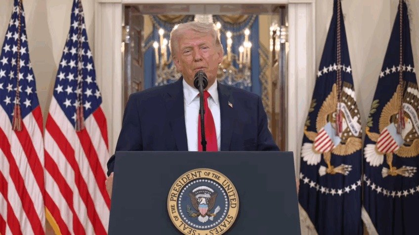 Por que Trump decidiu intensificar ataques ao Irã nas próximas semanas? Trump anunciou que intensificará ataques ao Irã nas próximas 2 ou 3 semanas se não houver acordo. Ele critica o acordo nuclear de Obama e vê a guerra como um "investimento" para eliminar ameaças aos EUA. Qual é o objetivo dos EUA com a intensificação dos ataques? O objetivo é destruir a capacidade bélica iraniana e eliminar a possibilidade de o Irã produzir armas nucleares, protegendo assim os EUA de ameaças. O que é a Operação Fúria Épica mencionada por Trump? A Operação Fúria Épica é a ofensiva militar dos EUA contra o Irã, iniciada para impedir o desenvolvimento de armas nucleares e proteger os interesses americanos. Como Trump justifica a necessidade de ação militar contra o Irã? Trump afirma que o Irã busca incansavelmente desenvolver armas nucleares e que a ação militar é necessária para acabar com essa ameaça e proteger os EUA. Quais são as consequências se não houver um acordo com o Irã? Se não houver acordo, Trump planeja atacar simultaneamente as usinas de energia do Irã, visando enfraquecer ainda mais o regime iraniano. Por que Trump critica o acordo nuclear de Obama com o Irã? Trump considera o acordo de Obama um desastre, alegando que deu ao Irã US$ 1,7 bilhão sem impedir seu avanço nuclear, e que o Irã zombou dos EUA. Como Trump vê os novos líderes iranianos? Trump acredita que os novos líderes iranianos são menos radicais e mais razoáveis, o que pode facilitar negociações futuras. Qual é a posição de Trump sobre a mudança de regime no Irã? Trump afirma que a mudança de regime não era o objetivo dos EUA, mas ocorreu devido à morte dos líderes originais do Irã. Por que as instalações de petróleo do Irã ainda não foram atacadas? Trump diz que as instalações de petróleo são alvos fáceis, mas não foram atacadas para dar ao Irã uma chance de sobrevivência ou reconstrução. Como Trump descreve a guerra no Oriente Médio? Trump descreve a guerra como um "investimento" no futuro dos americanos, visando livrar os EUA da agressão iraniana e da chantagem nuclear. Quais são as expectativas de Trump para o futuro das relações EUA-Irã? Trump espera que, com líderes iranianos mais razoáveis, seja possível negociar um acordo que elimine a ameaça nuclear e estabilize a região. Como a morte de Ali Khamenei impactou a situação no Irã? A morte de Ali Khamenei e de outras autoridades iranianas levou a uma mudança de liderança, tornando o regime menos radical e mais aberto a negociações. O que Trump espera alcançar com a intensificação dos ataques? Trump busca acabar com a capacidade do Irã de ameaçar os EUA e projetar poder fora de suas fronteiras, garantindo a segurança americana. Qual é a visão de Trump sobre o investimento em guerras? Trump vê a guerra como um investimento necessário para proteger os interesses dos EUA e garantir um futuro seguro para os americanos.