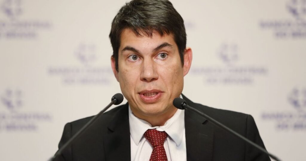 Três milhões de reais apareceram onde quase ninguém esperava, e isso acendeu uma sequência de perguntas difíceis de ignorar. De onde saiu esse valor? Segundo informações obtidas pela CNN Brasil, o Banco Master declarou à Receita Federal um repasse de R$ 3 milhões à empresa JGM Solutions em 2025. À primeira vista, pode parecer apenas uma movimentação empresarial. Mas por que esse pagamento chamou tanta atenção? Porque a empresa que recebeu o valor não é uma companhia antiga, consolidada ou conhecida do grande público. A JGM Solutions foi aberta em fevereiro de 2025, com sede em Taguatinga, no Distrito Federal. E é justamente aí que surge a próxima dúvida: quem está por trás dela? O dono da empresa é João André Calvino Marques Pereira, ex-chefe do Departamento de Regulação do Sistema Financeiro do Banco Central. E isso muda o peso da informação por um motivo simples: ele ocupou uma função diretamente ligada a decisões sensíveis do sistema financeiro. Mas há um ponto que quase passa despercebido: quando exatamente ele deixou o cargo? Calvino esteve à frente do setor entre 2018 e 2023. Depois de um período de licença, pediu exoneração e deixou o Banco Central em junho do ano passado. Ele começou na gestão de Ilan Goldfajn e permaneceu também sob Roberto Campos Neto. Isso, por si só, já levanta outra questão: qual era a relevância do departamento que ele comandava? O Denor, Departamento de Regulação do Sistema Financeiro, participou da aprovação da compra do Banco Máxima por Daniel Vorcaro, operação que deu origem à atual estrutura do Master. E é aqui que muita gente para por um segundo: o banco que mais tarde aparece no repasse de R$ 3 milhões está ligado a uma estrutura cuja formação passou por uma área antes chefiada pelo dono da empresa recebedora. Mas o que aconteceu entre a saída do BC e esse pagamento? Um ano antes de abrir a JGM Solutions, Calvino fez uma consulta à Comissão de Ética Pública sobre conflito de interesses após o exercício do cargo de chefia no Banco Central e sobre a quarentena aplicável a servidores. Por que isso importa? Porque mostra que havia preocupação formal com os limites entre a função pública exercida antes e a atuação privada depois. E o que dizia esse documento? A comissão registrava que o analista do BC tinha a pretensão de ingressar como executivo em uma empresa para atuar na área de gestão de riscos e que havia apresentado proposta formal para o desempenho da atividade privada. Também constava que não foi apontado relacionamento com quem fez a proposta de emprego. Só que um detalhe muda a leitura de tudo: depois dessa consulta, ele abriu sua própria empresa de consultoria. E por que isso chama ainda mais atenção? Porque a JGM Solutions foi aberta no ano passado com capital social de R$ 10 mil por ano. Pouco tempo depois, segundo os dados declarados pelo Banco Master, a empresa recebeu R$ 3 milhões em valor cheio. O contraste entre o porte inicial da empresa e o valor do repasse é o que mantém a história sob foco. Mas o que exatamente se sabe sobre esse documento? A declaração do Imposto de Renda da instituição financeira foi enviada à Receita Federal, está em posse da CPI do Crime Organizado, no Senado, e foi obtida pela CNN. Isso significa que a informação não surgiu de rumor, bastidor solto ou especulação política. Ainda assim, a pergunta central continua em aberto: qual foi a natureza desse pagamento? Até aqui, o que existe é o registro do repasse e a identificação de quem recebeu. Não há, nas informações apresentadas, detalhamento público sobre o serviço prestado que explique o valor. E é justamente essa ausência que prolonga a curiosidade. Porque quando um ex-chefe de regulação do Banco Central, que passou por uma área envolvida em decisões relevantes do sistema financeiro, aparece ligado a uma empresa recém-aberta que recebe R$ 3 milhões de um banco de grande visibilidade, o caso deixa de ser apenas contábil. A CNN informou que tenta contato com a defesa do ex-servidor e com o Banco Central e aguarda retorno. O espaço está aberto. E o ponto principal, no fim, é esse: o que transformou uma consultoria recém-criada, de capital social modesto, em destinatária de um repasse milionário feito por um banco diretamente ligado a uma estrutura cuja origem passou por uma área antes comandada por seu dono? A resposta ainda não fechou a história — e talvez seja exatamente por isso que ela só esteja começando.