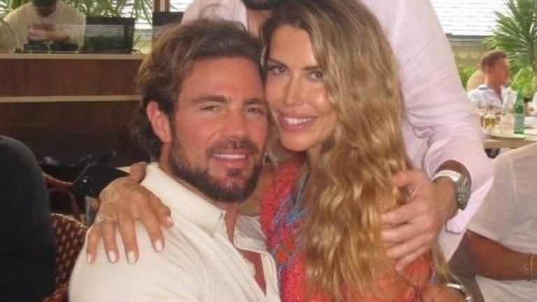 Bastou o vazamento de mensagens íntimas para que o nome de **Martha Graeff** fosse lançado no centro de uma crise que, segundo ela, não lhe pertence. Mas por que a influenciadora decidiu falar agora? Porque, após ter sido associada ao escândalo envolvendo o **Banco Master**, ela afirmou publicamente ter sofrido uma exposição devastadora e ataques que classificou como uma **“violência sem tamanho”**. O que exatamente ela disse? Em vídeo publicado nas redes sociais, Martha declarou ter sido alvo de um linchamento público depois da divulgação de conversas pessoais trocadas com o ex-companheiro, o banqueiro **Daniel Vorcaro**. Segundo suas palavras, ela foi “**linchada**”, “**vulgarizada**” e submetida a uma violência “sem precedentes”. A fala veio em meio à repercussão do caso que envolve o banqueiro, hoje preso preventivamente. E qual é a situação de Vorcaro? Ele está sob suspeita de participação em um esquema de **fraudes bilionárias** no mercado financeiro. As investigações da **Polícia Federal** incluem a quebra de seu **sigilo telemático**, medida que levou à interceptação e posterior divulgação de diálogos pessoais com Martha Graeff. Foi justamente essa exposição que fez o nome da influenciadora ganhar dimensão pública no caso. Mas ela sabia de algo sobre as irregularidades investigadas? A resposta dada por Martha foi direta: **não**. No pronunciamento, ela afirmou que não tinha conhecimento das supostas fraudes e que só soube dos episódios quando as informações vieram a público pela imprensa. Ela foi enfática ao dizer que não apenas ela desconhecia os fatos, mas que, segundo sua versão, outras pessoas daquele meio, órgãos reguladores e clientes também não sabiam. Então por que o nome dela passou a aparecer nas apurações? Isso ocorreu após a divulgação de mensagens que indicariam a **transferência de bens de alto valor** por parte de Vorcaro. Entre os pontos mencionados nas investigações estão a criação de **estruturas patrimoniais no exterior** e investimentos em negócios ligados à influenciadora. A partir daí, o nome de Martha começou a ser citado também no âmbito das apurações do Congresso. Isso significa que ela é investigada? Não. De acordo com as informações disponíveis, **Martha Graeff não é formalmente investigada pela Polícia Federal**. Sua defesa sustenta que ela **não possui bens decorrentes do relacionamento** com Vorcaro e afirma ainda que a empresária **não tem conhecimento sobre estruturas financeiras em seu nome fora do País**. E o que pode acontecer com esses bens mencionados nas apurações? Pela legislação, caso fique comprovado que esses ativos tenham origem em **recursos desviados**, eles podem ser **apreendidos**. Esse ponto ajuda a explicar por que as mensagens e referências patrimoniais passaram a ter peso nas discussões sobre o caso, mesmo sem que Martha figure formalmente como investigada. Como ela reagiu ao vazamento das conversas? Com crítica contundente. Martha afirmou que a divulgação de mensagens íntimas entre ela e o então namorado, depois noivo, foi uma **“atrocidade”** e uma **“covardia”**. Segundo ela, esse vazamento ilegal desviou o foco de quem realmente deveria estar no centro das investigações. Ela ainda pode ser ouvida no Congresso? Embora tenha sido **convocada a depor em comissões parlamentares**, sua participação é considerada improvável por integrantes da **CPI do Crime Organizado**, já que ela mora nos **Estados Unidos**. O colegiado tem prazo até **14 de abril** para concluir os trabalhos. E como Martha resumiu a própria situação diante de toda a repercussão? Com uma frase que sintetiza sua defesa e sua indignação: **“Eu fui arrastada por um lamaçal que não me pertence.”** Também foram estas as declarações dela no pronunciamento: **“Eu fui linchada, eu fui vulgarizada, eu sofri uma violência sem tamanho, sem precedentes”**; **“Não, eu não sabia. Não só eu não sabia, como ninguém mais sabia. Nem as pessoas daquele meio, os órgãos reguladores, os clientes. Ninguém sabia”**; **“Sobre o vazamento ilegal de mensagens íntimas entre uma mulher e um namorado, entre uma mulher e um noivo, isso foi uma atrocidade, isso foi uma covardia. E foi para desviar o foco de quem realmente importava.”**