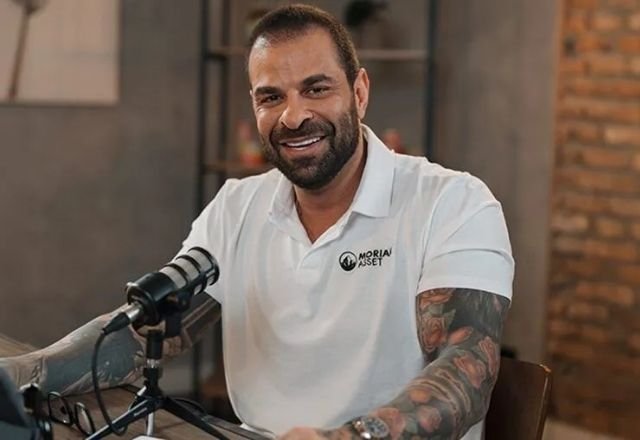 Como alguém transforma um acervo de luxo em um dos pontos mais chamativos de uma declaração patrimonial em tão pouco tempo? A resposta começa por um número que, sozinho, já prende a atenção: R$ 42 milhões. Esse foi o salto registrado em relógios e joias ao longo de três anos, segundo informações obtidas com exclusividade pelo SBT News. Mas por que esse dado chama tanto a atenção? Porque não se trata de uma oscilação pequena, nem de uma valorização discreta. O valor declarado nesses bens para uso pessoal foi de R$ 8 milhões para R$ 50 milhões entre 2022 e 2025. E quando um patrimônio desse tipo multiplica por mais de seis vezes em um intervalo tão curto, a pergunta surge quase automaticamente: o que mais mudou nesse período? Mudou também o dinheiro em espécie declarado. E é aqui que muita gente para para olhar de novo os números. O montante em papel-moeda passou de R$ 250 mil, em 2022, para R$ 2 milhões, em 2025. Parece apenas mais um item da declaração? Não exatamente. Quando relógios, joias e dinheiro vivo crescem ao mesmo tempo, o quadro deixa de ser apenas patrimonial e passa a despertar outro tipo de interesse. Interesse de quem? Das autoridades e de quem acompanha o caso. As informações constam na declaração de Imposto de Renda enviada à CPI do Crime Organizado. Isso ajuda a entender por que os dados ganharam peso político e investigativo. Mas há um detalhe que quase ninguém percebe de imediato: esse crescimento não aparece isolado. Se os bens de luxo dispararam, o patrimônio total também avançou. Em 2025, o valor declarado por ele chegou a R$ 204 milhões. E então surge uma dúvida inevitável: quem é o nome por trás desses números? Trata-se de Fabiano Zettel, pastor e cunhado de Daniel Vorcaro. Só que a história não para na relação familiar. O que acontece depois muda a leitura de tudo isso. Zettel é apontado pela Polícia Federal como operador financeiro de um esquema de fraudes no Banco Master. E é justamente nesse ponto que os números deixam de parecer apenas extravagantes e passam a ser observados sob outra lente. Por que isso pesa tanto? Porque, segundo a reportagem, o patrimônio dele triplicou no mesmo período em que o Banco Master enfrentava uma série de dificuldades econômicas que resultaram em sua liquidação. E é aqui que a maioria se surpreende: enquanto a instituição atravessava uma crise severa, os investimentos em papel-moeda, relógios e joias turbinaram o patrimônio declarado. Isso prova alguma irregularidade por si só? Não. O que os dados mostram, de forma objetiva, é a evolução patrimonial registrada nas declarações e o contexto em que ela aparece. E justamente por isso a curiosidade aumenta, não diminui. Se os números estão documentados, o que ainda falta esclarecer? Falta a versão da defesa. O SBT News informou que procurou a defesa de Fabiano Zettel para comentar o aumento de patrimônio e os gastos com itens de luxo, mas não obteve retorno. O espaço para manifestação continua aberto. E esse silêncio, ao menos até agora, mantém a história em suspenso. Então qual é o ponto central de tudo isso? Não é apenas o luxo. Não é apenas a cifra milionária. O ponto principal é que um acervo de relógios e joias declarado em R$ 50 milhões, após crescer R$ 42 milhões em três anos, passou a ocupar lugar central em um caso que mistura patrimônio, investigação e pressão política. E talvez a pergunta mais importante ainda esteja de pé: esses números contam apenas a história de uma fortuna pessoal ou são só a parte mais visível de algo muito maior?