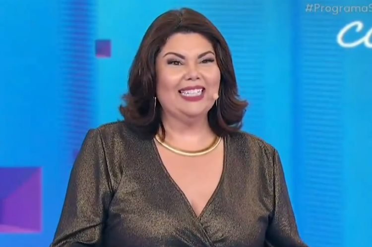 Como Fabiana Karla conseguiu emagrecer 15 kg? A atriz adotou um tratamento focado na saúde, incluindo reeducação alimentar, exercícios físicos e canetas emagrecedoras, sem obsessão pela balança. Qual foi a principal mudança na rotina de Fabiana Karla? Ela mudou completamente sua alimentação, priorizando saúde e longevidade, com acompanhamento multidisciplinar. Quais desafios Fabiana enfrentou durante o processo de emagrecimento? O efeito sanfona foi um desafio constante, mas ela encontrou esperança nas inovações científicas, como as canetas emagrecedoras. Como Fabiana Karla mantém a motivação para seguir sua rotina saudável? Ela se inspira na longevidade de sua avó e compartilha treinos e dietas nas redes sociais, mantendo o foco na saúde. Qual é o papel de Fabiana Karla em seu retorno às novelas da Globo? Ela interpreta Graça Bonafé em "A Nobreza do Amor", uma personagem ambiciosa e de humor ácido, marcando seu retorno após sete anos. Por que Fabiana Karla optou por um acompanhamento multidisciplinar? Para evitar restrições radicais e focar na nutrição do corpo, controle de picos de insulina e suplementação personalizada. Como a experiência de Fabiana Karla pode inspirar outras pessoas? Sua jornada mostra que mudanças sustentáveis e apoio científico podem levar a uma vida mais saudável e longa. 🌟