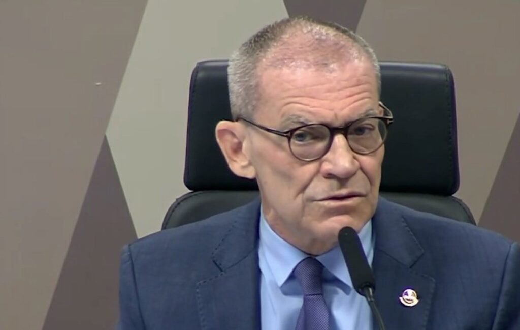 Por que Fabiano Contarato criticou o STF? O senador criticou o STF por impor restrições às CPIs, afetando a análise de requerimentos de quebra de sigilo e a convocação de testemunhas. Quais são as restrições impostas pelo STF? O STF exige análise individual dos pedidos de quebra de sigilo, em vez de votações em bloco, e desobriga testemunhas de comparecer às CPIs. Como essas restrições afetam as CPIs? Essas restrições comprometem decisões já tomadas, podendo levar à revisão de atos aprovados e dificultam o andamento das investigações. Qual é a opinião de Contarato sobre a decisão do STF? Contarato considera as decisões graves, pois têm efeito retroativo e enfraquecem a capacidade investigativa das CPIs. O que o senador disse sobre a convocação de testemunhas? Ele criticou o fato de que, mesmo após convocações aprovadas, o STF permite que testemunhas não compareçam, enfraquecendo as comissões. Quais são as consequências das decisões do STF para as CPIs? As decisões podem levar à nulidade de atos aprovados e dificultam a investigação de casos importantes, como o do Banco Master. Como as decisões do STF impactam a investigação do Banco Master? As restrições dificultam o acesso a dados sigilosos e a convocação de pessoas ligadas ao caso, atrasando o andamento das investigações. Qual é a relação entre o Congresso e o Judiciário nesse contexto? Há um embate sobre os limites de atuação das CPIs, especialmente em relação à quebra de sigilos e à obrigatoriedade de depoimentos. Quais foram as reações de outros parlamentares? A manifestação de Contarato reflete uma preocupação mais ampla entre parlamentares sobre a interferência do Judiciário nas CPIs. Como as decisões do STF afetam a CPI do Crime Organizado? A CPI enfrenta dificuldades para aprovar convocações e acessar dados sigilosos, o que pode comprometer suas investigações. Quais são os próximos passos para a CPI do Crime Organizado? A CPI tenta ouvir Campos Neto e aprovou convocações de Ibaneis e Cláudio Castro, apesar das restrições impostas. Como o embate entre Congresso e STF pode evoluir? O embate pode levar a debates sobre a autonomia das CPIs e a necessidade de ajustes legais para garantir sua eficácia. Qual é a importância das CPIs para o Congresso? As CPIs são ferramentas essenciais para investigar irregularidades e garantir a transparência e a responsabilidade no governo. Como a sociedade pode ser impactada por essas restrições? As restrições podem limitar a capacidade das CPIs de investigar casos de interesse público, afetando a confiança na justiça e na política. O que pode ser feito para resolver esse impasse? É necessário diálogo entre os poderes para definir limites claros e garantir que as CPIs possam atuar de forma eficaz e independente.