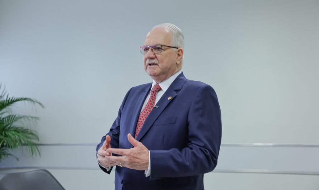 Por que o STF está julgando a eleição no Rio de Janeiro? A renúncia de Cláudio Castro abriu caminho para uma eleição indireta na Assembleia Legislativa do Rio. O STF julga se a eleição será direta ou indireta, buscando um "consenso possível". O que Fachin quer dizer com "consenso possível"? Fachin busca uma decisão que, mesmo sem unanimidade, seja aceita pela maioria dos ministros, considerando as divergências sobre o formato da eleição. Qual é a posição da maioria dos ministros do STF? Sob relatoria de Luiz Fux, a maioria já validou a lei da Alerj que prevê eleição indireta com voto secreto e desincompatibilização em 24 horas. Quem são os ministros que defendem eleições diretas? Alexandre de Moraes, Cristiano Zanin, Gilmar Mendes e Flávio Dino defendem eleições diretas, alegando que a renúncia de Castro foi uma manobra política. Por que há divergência sobre o formato da eleição? As divergências surgem porque alguns ministros veem a renúncia como uma estratégia para manter o grupo político de Castro no poder, enquanto outros apoiam a lei da Alerj. O que acontece se não houver consenso no STF? Se não houver consenso, o julgamento pode ser adiado ou a decisão pode ser tomada por maioria simples, sem unanimidade entre os ministros. Qual é o papel de Edson Fachin nesse julgamento? Como presidente do STF, Fachin busca mediar as discussões e facilitar a construção de um consenso entre os ministros, mesmo diante de posições distintas. Por que o julgamento foi suspenso? Um pedido de destaque suspendeu o julgamento, zerando o placar e permitindo que os votos sejam reapresentados e revisados. O que significa desincompatibilização em 24 horas? Os candidatos devem se afastar de cargos públicos ou funções que possam influenciar a eleição, com um prazo de 24 horas para cumprir essa exigência. Qual é a importância do voto secreto na eleição indireta? O voto secreto visa garantir a liberdade dos deputados estaduais na escolha do novo governador, sem pressões externas ou políticas. Como a decisão do STF pode impactar o cenário político do Rio? A decisão definirá o formato da eleição, influenciando a composição política do governo e o equilíbrio de poder na região. Por que a renúncia de Cláudio Castro é vista como controversa? Alguns ministros acreditam que a renúncia foi uma manobra para manter o controle político, enquanto outros veem como um processo legítimo. Qual é a expectativa para o julgamento em 8 de abril? Espera-se que o STF chegue a uma decisão clara sobre o formato da eleição, mesmo diante das divergências entre os ministros. Como o consenso pode ser alcançado no STF? O consenso pode ser alcançado por meio de negociações e concessões entre os ministros, buscando uma solução que atenda às preocupações de todos. O que está em jogo na decisão do STF? A decisão impactará a governança do Rio, a legitimidade do processo eleitoral e a confiança pública nas instituições democráticas.