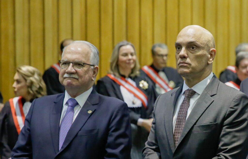 Por que o inquérito das fake news está em discussão para ser encerrado? O inquérito das fake news, relatado por Alexandre de Moraes, completou sete anos. Juristas e entidades criticam sua duração e formato, gerando debates sobre seu encerramento. Qual é a posição de Edson Fachin sobre o inquérito das fake news? Fachin, presidente do STF, expressou preocupação com a duração do inquérito e mencionou a necessidade de pensar em seu encerramento, destacando que foi relator da ADPF que validou a investigação. O que Alexandre de Moraes pensa sobre o encerramento do inquérito? Moraes se mostrou disposto a debater o fim do inquérito das fake news, segundo Fachin, que já iniciou conversas com outros ministros sobre o tema. Qual foi o papel de Fachin na constitucionalidade do inquérito? Fachin foi relator da ADPF que discutiu a constitucionalidade do inquérito em 2020, concluindo pela sua validade, mas agora sugere que é hora de encerrar a investigação. Por que a OAB pediu o encerramento do inquérito? A OAB pediu ao STF o encerramento do inquérito, destacando a necessidade de contenção, estabilidade e compromisso com a pacificação institucional no momento nacional. Quais são as críticas da OAB sobre o inquérito? A OAB critica a falta de delimitação material e temporal do inquérito, que se prolonga indefinidamente, e pede que novos procedimentos não sigam essa conformação expansiva. Como a duração do inquérito afeta sua legitimidade? A duração prolongada do inquérito das fake news levanta questionamentos sobre sua legitimidade e eficácia, gerando críticas de juristas e entidades. Qual é a importância de encerrar o inquérito das fake news? Encerrar o inquérito pode trazer estabilidade e pacificação institucional, respondendo a críticas sobre sua duração e formato indefinido. Como a discussão sobre o inquérito afeta o STF? A discussão sobre o inquérito das fake news coloca o STF sob pressão para equilibrar a investigação com a necessidade de estabilidade e pacificação institucional. O que significa "inquérito de natureza perpétua"? "Inquérito de natureza perpétua" refere-se a investigações sem delimitação clara de tempo e escopo, prolongando-se indefinidamente, como criticado pela OAB. Qual é o impacto das críticas ao inquérito na sociedade? As críticas ao inquérito das fake news podem influenciar a percepção pública sobre a eficácia e imparcialidade do sistema judiciário, afetando a confiança institucional. Por que é importante discutir a dosagem de investigações? Fachin destacou que "todo remédio, a depender da dosagem, pode se transformar em veneno", sugerindo que investigações prolongadas podem ter efeitos negativos. Como a decisão sobre o inquérito pode influenciar futuros procedimentos? A decisão sobre o inquérito das fake news pode estabelecer precedentes para futuros procedimentos, evitando conformações expansivas e indefinidas. Qual é o papel do STF na pacificação institucional? O STF tem um papel crucial na pacificação institucional, equilibrando investigações com a necessidade de estabilidade e confiança pública no sistema judiciário. Como o WhatsApp se relaciona com o inquérito das fake news? O WhatsApp é mencionado como exemplo de plataforma onde fake news podem se espalhar, mas suas regras de privacidade são definidas pela própria empresa.