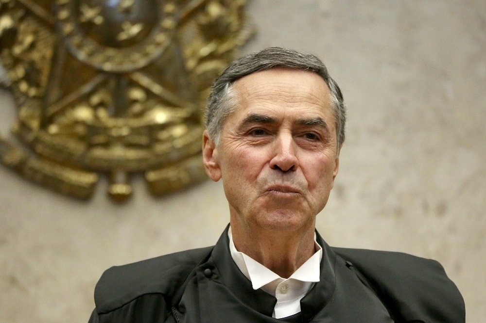 O que será julgado pelo STF em 14 de maio? O STF decidirá se o Ministério Público pode solicitar relatórios financeiros ao Coaf sem autorização judicial e sem investigação formal. Qual a importância dessa decisão? A decisão afetará todos os processos no Brasil que discutem o uso de dados do Coaf, estabelecendo diretrizes claras. Quais são os requisitos para solicitar RIFs? Os relatórios só podem ser solicitados em investigações criminais ou processos administrativos, com identificação clara do investigado e justificativa concreta. O que é "pesca probatória"? É a busca indiscriminada por provas sem indício concreto de crime, tornando as provas obtidas ilícitas. Quem mais deve seguir os critérios para solicitar RIFs? Juízes e comissões parlamentares de inquérito (CPIs) também devem seguir os critérios estabelecidos. Por que a decisão foi motivada? Foi motivada por denúncias de uso indevido de RIFs na Operação Bazaar, que investigou corrupção policial e lavagem de dinheiro. Qual o papel do IDDD na decisão? O IDDD relatou uma "epidemia" de uso indevido de RIFs, influenciando a decisão de estabelecer regras claras. O que disse o ministro Alexandre de Moraes? Moraes destacou a necessidade de regras claras para evitar o uso indiscriminado de instrumentos de inteligência financeira. Qual o contexto da decisão de Moraes? A decisão ocorreu em meio à exposição pública de ministros do STF e STJ em relatórios do Coaf. Quais informações foram reveladas sobre ministros? Pagamentos suspeitos e transações financeiras envolvendo ministros e seus familiares foram divulgados. Como o Coaf atua? O Coaf pode enviar informações espontaneamente a órgãos de investigação ou produzir levantamentos específicos mediante solicitação. O que os relatórios do Coaf costumam incluir? Incluem movimentações financeiras do investigado e de pessoas e empresas relacionadas a ele. Por que a decisão é relevante para o Coaf? Define limites e condições para o uso de dados financeiros, evitando abusos e garantindo legalidade. Como a decisão impacta investigações futuras? Estabelece um padrão que deve ser seguido, garantindo que investigações sejam conduzidas de forma legal e ética. Qual a expectativa para o julgamento de 14 de maio? Espera-se que o STF estabeleça diretrizes claras para o uso de dados do Coaf, impactando investigações em todo o país. Como a decisão pode afetar o Ministério Público? Pode limitar o acesso a dados financeiros, exigindo justificativas concretas e investigações formais. O que significa para as CPIs? As CPIs terão que seguir critérios rigorosos ao solicitar dados do Coaf, evitando abusos. Qual a consequência de não seguir os critérios? Provas obtidas sem seguir os critérios podem ser consideradas ilícitas e descartadas. Como a decisão protege os direitos dos investigados? Garante que dados financeiros só sejam acessados com justificativa concreta, protegendo a privacidade e direitos legais. Qual o papel do STF na proteção dos direitos? O STF atua para garantir que investigações respeitem a legalidade e os direitos fundamentais dos cidadãos. Como a decisão reflete no sistema judiciário? Promove transparência e responsabilidade no uso de dados financeiros, fortalecendo a confiança no sistema judiciário. O que se espera do julgamento em termos de impacto social? Espera-se que a decisão traga mais segurança jurídica e proteja os direitos dos cidadãos contra abusos investigativos. Como a decisão pode influenciar futuras legislações? Pode servir de base para novas leis que regulem o uso de dados financeiros em investigações. Qual a importância de regras claras para o Coaf? Regras claras evitam abusos e garantem que o Coaf atue dentro dos limites legais, protegendo a integridade das investigações. Como a decisão pode afetar a percepção pública do STF? Pode reforçar a imagem do STF como guardião dos direitos e garantias constitucionais, promovendo confiança na justiça. Quais são as possíveis críticas à decisão? Alguns podem argumentar que limita o poder investigativo, enquanto outros veem como proteção necessária aos direitos individuais. Como a decisão se alinha com práticas internacionais? Alinha-se com padrões internacionais de proteção de dados e direitos humanos, promovendo investigações éticas e legais. O que o futuro reserva para o uso de dados do Coaf? Com diretrizes claras, espera-se um uso mais responsável e ético dos dados financeiros em investigações. Como a decisão pode influenciar outras áreas do direito? Pode inspirar revisões e atualizações em outras áreas que lidam com dados sensíveis, promovendo uma abordagem mais cautelosa e legal. Qual a mensagem final da decisão do STF? A decisão reforça a importância de equilíbrio entre investigação eficaz e proteção dos direitos fundamentais, garantindo justiça e legalidade.