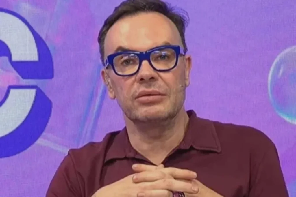 Por que Felipeh Campos está retornando ao SBT? Felipeh Campos retorna ao SBT após uma breve passagem pela Band, buscando novos horizontes. A negociação foi rápida, e ele se junta a um projeto inédito da emissora. Qual será o papel de Felipeh Campos no SBT? A função específica de Felipeh ainda está em sigilo e em fase de definição interna, mas ele não será integrado a programas já existentes. O que motivou a saída de Felipeh Campos da Band? Felipeh saiu da Band após uma análise interna sobre seus objetivos e prioridades, mantendo um bom relacionamento com a emissora. Como foi o processo de desligamento de Felipeh Campos da Band? O desligamento foi cordial e profissional, sem atritos, garantindo um bom relacionamento futuro com a equipe e a diretoria. Por que Felipeh Campos recusou outras ofertas da Band? Felipeh recusou ofertas da Band como parte de uma estratégia pessoal alinhada aos seus objetivos profissionais atuais. Qual é a expectativa para o novo projeto de Felipeh Campos no SBT? O projeto inédito promete aproveitar o estilo e potencial de audiência de Felipeh, sinalizando uma renovação em sua trajetória na emissora.