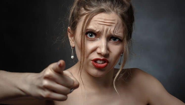 Às vezes, o que mais nos cansa não é um problema real, mas a convivência diária com quem transforma tudo em peso. Por que isso acontece? Porque os problemas fazem parte da vida de todos, de nós, dos amigos, dos entes queridos e até daquelas pessoas que parecem incrivelmente sortudas. Reclamar de vez em quando é natural, já que muitas pessoas procuram assim aliviar a própria tensão. Mas quando isso deixa de ser algo pontual e passa a consumir o ambiente inteiro? É nesse momento que a situação muda. Conviver o tempo todo com pessoas que apenas reclamam pode **esgotar nossas energias**. O que antes parecia apenas desabafo começa a se tornar uma presença constante de **negatividade**, capaz de afetar o bem-estar de quem está por perto. Então demonstrar preocupação é um erro? Não. Mostrar preocupação é algo **bom e saudável**, porque revela cuidado com a felicidade do outro. Onde está o risco, então? O risco aparece quando, ao tentar acolher alguém repetidamente, deixamos de olhar para nós mesmos e para os efeitos que essa convivência pode causar em nossa própria vida. E por que é tão difícil agir? Porque estabelecer **limites** nem sempre é simples. Muitas vezes, ninguém quer ser visto como egoísta ou insensível. Para evitar conflitos, a tendência é suportar mais do que deveria. Só que isso pode prolongar situações tóxicas. Por isso, torna-se importante identificar esses contextos, entender como influenciam a rotina e lidar com eles de maneira sábia. O que costuma existir por trás de um padrão constante de reclamação? Em muitos casos, essas pessoas se enxergam como **vítimas** da situação e não tomam atitudes para mudar a própria vida. No começo, é comum sentir tristeza pelos infortúnios delas e tentar ajudar de várias formas. Mas o que acontece com o tempo? Aos poucos, pode surgir a percepção de que o problema não está em todo o resto do mundo, e sim na forma como a própria pessoa escolhe se comportar diante da vida. Como esse comportamento afeta quem escuta? Pessoas viciadas em reclamar podem despertar **pena** em quem está ao redor. Com isso, o interlocutor começa a perceber os problemas delas quase como se fossem seus. O resultado é duplo: além de perder uma grande quantidade de energia, essa pessoa também pode mudar sua própria atitude diante da vida. Até que ponto isso interfere no cotidiano? Interfere quando a própria **felicidade** e a sensação de realização passam a depender de como os amigos reclamões estão se saindo. Em vez de manter o foco na própria vida, a pessoa passa a girar em torno da frustração alheia. E por que isso acontece? Porque quem vive reclamando, muitas vezes, não sabe lidar com as fases difíceis e permanece em um estado constante de **frustração** e **culpa**, usando energia para reclamar em vez de buscar soluções. Isso significa abandonar quem sofre? Não necessariamente. É possível fazer a sua parte para ajudar. O que precisa ficar claro? Que sua **qualidade de vida** também importa. Se as tentativas de ajuda se mostram em vão, afastar-se e voltar a atenção para o próprio caminho pode ser a atitude mais saudável. E quando a reclamação vem acompanhada de comportamento de vítima? Nesse caso, a orientação é manter uma **distância saudável** para não ceder a comportamentos tóxicos. Se você se recusar a ouvir queixas constantes, a outra pessoa perceberá que você não está disposto a receber suas energias negativas. Ser sincero pode ajudar? Em alguns casos, sim. Há pessoas que só aprendem por meio da **sinceridade**. Se você chegou ao limite, pode ser necessário falar com franqueza sobre a atitude dela, deixando claro que ela tem responsabilidade sobre a própria vida e sobre a situação em que está. Como não se deixar arrastar por isso? Sem absorver os problemas pessoais do outro como se fossem seus. **Todos somos responsáveis pelas nossas próprias vidas.** Em muitas situações, você pode estar lidando com um **manipulador**, e por isso é fundamental manter-se sério e firme. É possível ter empatia sem se perder? Sim. Você pode sentir empatia e, ao mesmo tempo, manter o controle, devolvendo ao outro a responsabilidade por sua própria vida. Você tem direito ao seu **espaço pessoal**. É você quem define até onde alguém pode ir com suas reclamações. Por isso, **defina limites**, não permita que a compaixão faça você perder o controle e, se for necessário, coloque um ponto final. Afinal, a responsabilidade de cuidar da sua **saúde emocional e mental** é apenas sua.