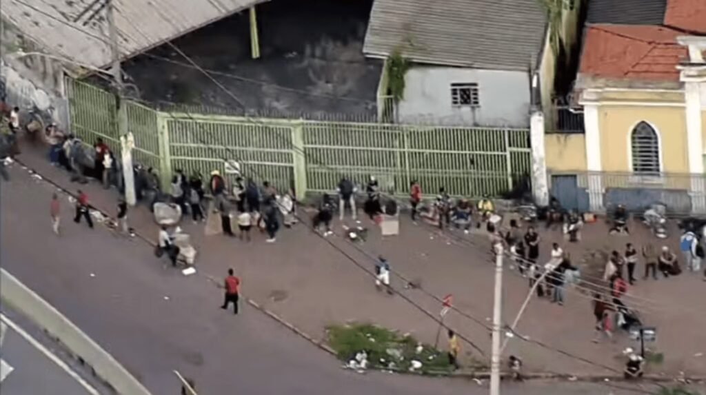 Por que as filas por peixe em BH deram a volta no quarteirão? A distribuição gratuita de peixes na Sexta-Feira Santa em Belo Horizonte é uma tradição há 33 anos. Em 2026, a fila começou na rua Paquequer e seguiu pela av. Dom Pedro 2º, atraindo milhares de pessoas. Quem organiza essa distribuição de peixes? A iniciativa é de Afonso Teixeira, empresário do ramo de peixes há 40 anos. Ele começou a ação ao perceber que muitas pessoas não tinham condições de comprar peixe na Quinta-feira Santa. Quantas pessoas foram atendidas na distribuição de 2026? Estima-se que entre 2.000 e 3.000 pessoas receberam a doação de peixes. Cada pessoa recebeu um pacote de 2 kg de peixe. Qual é o horário da distribuição de peixes? A distribuição começou por volta das 7h30 e durou cerca de 2 horas, atendendo o público que aguardava desde a noite anterior. Por que Afonso Teixeira não revela a quantidade total de peixes distribuídos? Teixeira acredita que divulgar a quantidade e o custo dos peixes desviaria o foco da doação, que deve ser feita sem alarde, segundo ele. Houve tentativas de burlar a distribuição de peixes? Sim, relatos indicam que algumas pessoas trocaram de roupa para voltar à fila e conseguir mais peixe. Um homem afirmou ter retirado cerca de 8 kg dessa forma. Todos conseguiram receber os peixes? Não, parte do público não foi atendida. Houve um princípio de confusão quando os portões foram fechados, enquanto a fila ainda era extensa. Qual é a origem dessa tradição de distribuição de peixes? A tradição começou quando Afonso Teixeira, sensibilizado pela necessidade das pessoas, decidiu doar peixes na Sexta-Feira Santa, transformando isso em um evento anual. Como a comunidade local reage a essa ação? A ação é bem recebida pela comunidade, que participa em grande número, apesar das longas filas e da espera desde a noite anterior. Qual é o impacto social dessa distribuição de peixes? A distribuição ajuda a suprir a necessidade de muitas famílias que não têm condições de comprar peixe, especialmente em uma data simbólica como a Sexta-Feira Santa. Como a mídia local cobre esse evento? A Rádio Itatiaia, por exemplo, relatou tanto a ação de doação quanto as tentativas de burlar o sistema, destacando a importância e os desafios do evento. Por que a distribuição de peixes é realizada na Sexta-Feira Santa? A Sexta-Feira Santa é uma data em que muitos cristãos consomem peixe em vez de carne vermelha, tornando a doação ainda mais significativa. Qual é a importância de manter essa tradição? Manter a tradição reforça laços comunitários e oferece suporte a quem precisa, além de perpetuar um gesto de solidariedade iniciado há mais de três décadas. Como a ação de Afonso Teixeira pode inspirar outras iniciativas? A generosidade e o compromisso de Teixeira podem inspirar outros empresários e cidadãos a realizarem ações semelhantes, promovendo a solidariedade em suas comunidades.