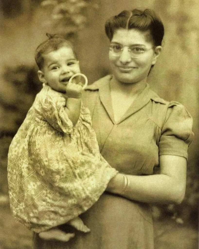 Uma foto rara de 1947 mostra um bebê nos braços da mãe — você consegue adivinhar que futuro ícone do rock ele se tornaria?