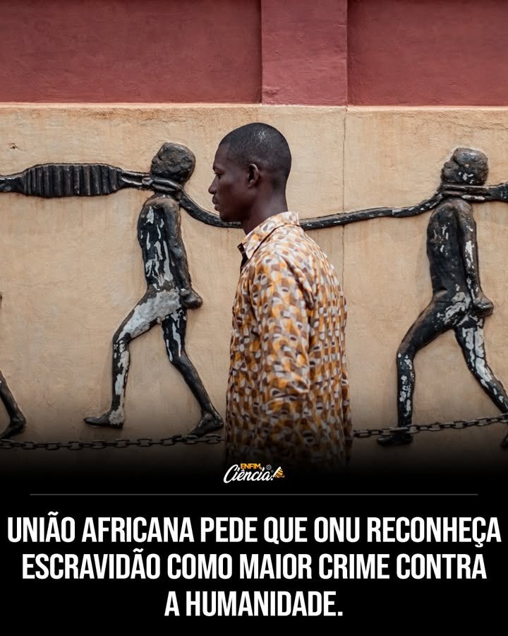 Por que o presidente de Gana quer classificar o tráfico transatlântico como o crime mais grave contra a humanidade? John Dramani Mahama busca reconhecimento oficial de uma injustiça histórica, cujas consequências ainda afetam desigualdades sociais e econômicas. Qual é o objetivo da resolução proposta por Mahama na ONU? A resolução visa afirmar a verdade histórica e promover justiça e reconciliação, reconhecendo o tráfico como um crime grave. Quantos países da União Africana apoiam a proposta de Mahama? Cerca de 40 países da União Africana apoiam a proposta, após decisão em reunião em Adis Abeba, Etiópia. Quando a proposta será apresentada à Assembleia Geral da ONU? A proposta está prevista para ser apresentada em março. Qual é a importância do reconhecimento do tráfico transatlântico como crime grave? Reconhecer o crime é um passo crucial para a justiça e reconciliação, além de destacar as desigualdades persistentes. Quais são as consequências históricas do tráfico transatlântico? O tráfico resultou em desigualdades sociais e econômicas que ainda influenciam o mundo atual. Quantos africanos foram retirados à força durante o tráfico transatlântico? Estima-se que entre 12 e 15 milhões de africanos foram retirados de seus territórios. Quantos africanos chegaram vivos às Américas? Cerca de 10,7 milhões de africanos chegaram vivos às Américas. Qual foi o destino dos milhões que não chegaram às Américas? Milhões morreram durante a travessia no Atlântico. Como a proposta de Mahama se relaciona com o direito internacional? A proposta tem base no direito internacional, buscando afirmar a verdade histórica. Qual é a posição de Gana sobre reparações históricas? Gana defende reparações há anos, posição também apoiada pelo ex-presidente Nana Akufo-Addo. Por que o reconhecimento do tráfico é importante para a comunidade internacional? O reconhecimento é vital para abordar desigualdades e promover justiça global. Como o tráfico transatlântico é visto por historiadores? Historiadores consideram o tráfico uma das maiores tragédias da história. Qual foi o impacto do tráfico transatlântico nos países africanos? O tráfico devastou comunidades e causou perdas culturais e populacionais significativas. Como a proposta de Mahama pode influenciar a percepção global sobre o tráfico? A proposta pode aumentar a conscientização e incentivar ações para corrigir injustiças históricas. Qual é a relação entre a proposta de Mahama e a história de Gana? Gana, independente desde 1957, tem um histórico de defesa de reparações e justiça histórica. Como a proposta pode afetar as relações internacionais? Pode fortalecer laços entre países africanos e promover diálogo sobre justiça histórica. Quais são os próximos passos após a apresentação da proposta na ONU? Se aprovada, a resolução pode levar a debates e ações concretas sobre reparações e justiça. Como a proposta de Mahama reflete as aspirações da União Africana? Reflete o desejo de justiça e reconhecimento das tragédias históricas enfrentadas pelo continente. Qual é o papel da Assembleia Geral da ONU na proposta de Mahama? A Assembleia Geral pode legitimar a proposta, promovendo reconhecimento e ações globais.