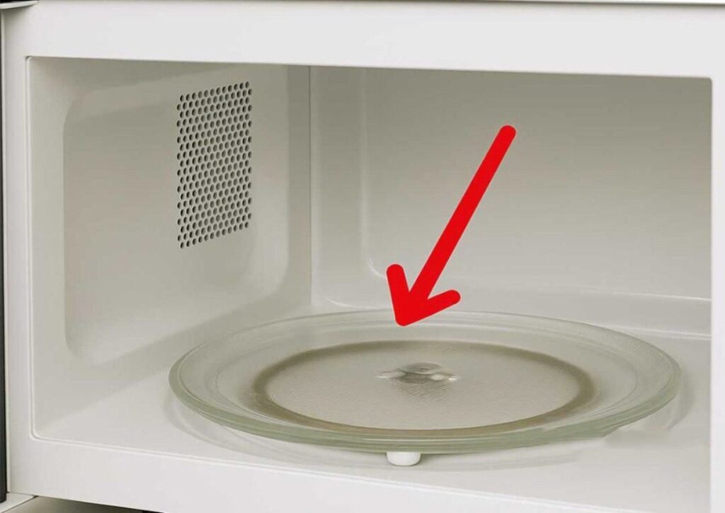 Conheça a importância dessa peça escondida no micro-ondas