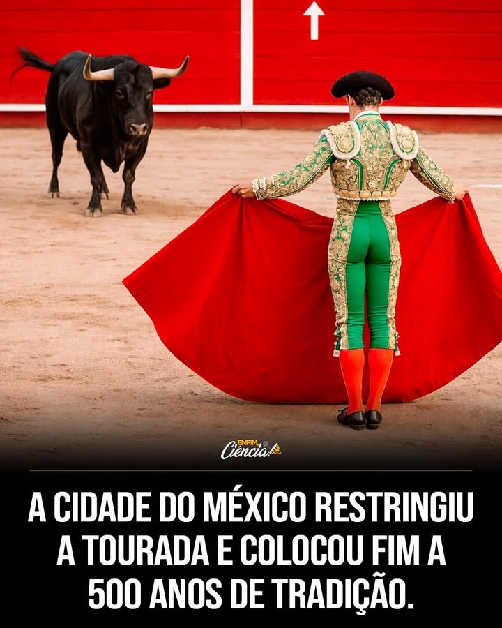 O que motivou a mudança nas touradas na Cidade do México? A mudança foi motivada por disputas judiciais e sociais, com crescente pressão por bem-estar animal. As touradas foram suspensas em 2022, e a morte de dezenas de touros em 2024 intensificou o debate. Como será o novo formato das touradas sem violência? O novo formato limita-se a movimentos com capote e muleta, sem ferir o touro. Proteções nos chifres e limites de tempo no ringue também foram implementados para reduzir riscos. Quais são as principais críticas à reforma das touradas? Críticos afirmam que a reforma descaracteriza as touradas, tornando-as inviáveis. A Plaza México declarou que sem violência, o evento perde sentido e público. Qual é o impacto econômico das touradas no México? O setor alega que as touradas geram 80 mil empregos diretos e 146 mil indiretos, movimentando cerca de US$ 400 milhões/ano. Esses números são contestados por grupos anti-touradas. Por que a reforma é considerada um marco pelos defensores dos animais? A reforma é vista como um marco por romper com a lógica de sangue e morte, reduzindo a crueldade nas touradas e promovendo o bem-estar animal. Como a Cidade do México se tornou um "laboratório" de transição? A cidade tenta equilibrar a pressão ética por bem-estar animal sem banir totalmente as touradas, agradando parcialmente ativistas e irritando defensores da tauromaquia. Qual é a reação dos defensores da tauromaquia à mudança? Defensores da tauromaquia estão irritados, pois acreditam que a reforma altera a essência do ritual e pode ameaçar a continuidade das touradas. A reforma pode ser vista como o começo do fim das touradas? O debate é intenso: alguns veem a reforma como uma nova forma de tourada, enquanto outros acreditam que pode ser o início do fim dessa tradição. Quais são os limites de tempo para a permanência do touro no ringue? Os limites de tempo variam entre 10 e 15 minutos, dependendo das regras específicas citadas por diferentes coberturas da imprensa. Como a reforma afeta a maior arena de touradas do mundo, a Plaza México? A Plaza México afirmou que sem violência, as touradas perdem sentido e público, o que pode impactar a viabilidade econômica do evento na arena. Quais são os argumentos dos políticos e associações a favor das touradas? Eles citam o impacto econômico significativo, com milhares de empregos e uma indústria de milhões de dólares, defendendo a continuidade das touradas. Como a reforma das touradas reflete a mudança de valores sociais? A reforma reflete uma mudança nos valores sociais, priorizando o bem-estar animal e respondendo a pressões éticas por práticas menos cruéis. A reforma pode inspirar mudanças em outros países? É possível que a reforma inspire debates e mudanças em outros países, à medida que a questão do bem-estar animal ganha destaque globalmente. Qual é o papel das organizações de proteção animal na aprovação da reforma? Essas organizações foram fundamentais, destacando a crueldade das touradas e pressionando por mudanças que priorizem o bem-estar animal. Como a reforma das touradas pode influenciar a cultura mexicana? A reforma pode influenciar a cultura mexicana ao desafiar tradições centenárias e promover uma visão mais ética e moderna das práticas culturais.