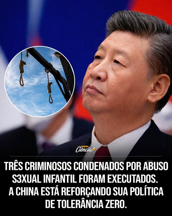 Três homens foram executados no mesmo dia na **China**, e a razão dada pelas autoridades colocou os **crimes contra crianças** no centro de um recado público duro e direto. O que aconteceu exatamente? Segundo o tribunal, as execuções fizeram parte de uma medida inicial dentro de uma política de **punição mais rígida**. A decisão não foi apresentada como um ato isolado, mas como um sinal claro de endurecimento diante desse tipo de crime. Quem validou essas sentenças? O **Supremo Tribunal Popular** aprovou as condenações e ainda divulgou os casos publicamente. Por quê? Para funcionar como **alerta público**, deixando explícita a resposta oficial diante de abusos cometidos contra menores. Mas quem eram os condenados? Um deles administrava um **centro educacional ilegal**. O que ocorria ali? De acordo com o tribunal, ele mantinha estudantes sob controle e cometeu **abusos** contra várias vítimas. A gravidade do caso foi um dos pontos destacados pelas autoridades ao anunciar a execução. E os outros dois? O segundo condenado usava **redes sociais** para se aproximar de menores. Como fazia isso? Fingindo oferecer **oportunidades**, criava uma aparência de confiança e, depois, explorava as vítimas. A estratégia descrita pelas autoridades mostra que o contato começava de forma disfarçada, antes de se transformar em crime. O terceiro caso trouxe um agravante ainda mais evidente. Qual? O homem já tinha **condenação anterior por abuso**. Mesmo assim, voltou a agir. De que maneira? Segundo as informações divulgadas, ele utilizava **perfis falsos** e **grupos escolares** para atrair novas vítimas. A repetição do crime, somada ao uso de identidades falsas, reforçou o peso do caso na comunicação oficial. Havia possibilidade de reversão das penas? Não. Os três receberam **pena de morte**, sem possibilidade de **recurso**. Esse ponto foi apresentado de forma objetiva, sem margem para dúvida sobre a decisão final. Por que os casos foram tornados públicos com tanto destaque? Porque a divulgação não tratou apenas das condenações individuais. Ela também serviu para marcar posição. Qual posição? A de que o sistema judicial chinês pretende demonstrar rigor máximo diante de crimes dessa natureza. E como essa posição foi resumida oficialmente? De forma curta e direta: **não haverá tolerância para crimes contra crianças**. Essa frase concentrou o sentido da decisão, da divulgação dos casos e da mensagem que as autoridades quiseram transmitir. O que une os três episódios? Em todos, segundo o tribunal, houve ação deliberada para se aproximar, controlar ou enganar **menores**. Em um caso, isso ocorreu dentro de um espaço apresentado como educacional. Em outro, por meio de promessas feitas nas redes. No terceiro, com o uso de perfis falsos e contato em grupos ligados ao ambiente escolar. As circunstâncias mudam, mas o alvo foi o mesmo. E por que a execução no mesmo dia chama tanta atenção? Porque transforma três casos separados em uma única demonstração de força institucional. Ao aprovar as sentenças e divulgá-las como advertência, o **Supremo Tribunal Popular** associou as execuções a uma diretriz mais ampla de endurecimento penal. No fim, o recado oficial ficou sem ambiguidades: a **China** executou três homens no mesmo dia por **crimes contra crianças**; o **Supremo Tribunal Popular** aprovou as sentenças, divulgou os casos como **alerta público** e afirmou, de maneira inequívoca, que **não haverá tolerância para crimes contra crianças**.