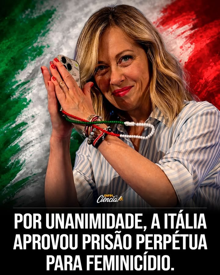 Uma decisão tomada na Itália transformou um debate antigo em uma resposta penal direta — e o fez numa data carregada de significado. O que aconteceu exatamente? Em **25 de novembro de 2025**, dia que coincide com o **Dia Internacional para a Eliminação da Violência contra a Mulher**, o **Parlamento da Itália** aprovou por unanimidade uma lei que passa a tratar o **feminicídio** como **crime autônomo** no **Código Penal**. Por que isso chama tanta atenção? Porque a mudança não ficou apenas no campo simbólico. O texto foi aprovado com **237 votos a favor** e estabelece **prisão perpétua** para assassinatos motivados por **razões de gênero**. O que isso altera na prática? Esses casos deixam de ser absorvidos pelo enquadramento de **homicídio comum** e passam a ter definição própria, com reconhecimento jurídico específico. Mas o que a nova lei considera feminicídio? A definição legal afirma que o crime ocorre quando a morte de uma mulher acontece como resultado de **ódio**, **discriminação**, **dominação**, **controle** ou **subjugação** pelo fato de ela ser mulher. Isso se limita a situações dentro de relacionamentos? Não. A redação também inclui casos em que o assassinato acontece **após o término de um relacionamento** ou quando há a intenção de restringir **direitos**, **liberdades** e a **autonomia** da vítima. Por que essa formulação é relevante? Porque ela procura nomear com precisão uma violência que, muitas vezes, está ligada a relações de **poder** e **posse**. Em que contexto isso costuma aparecer? Segundo analistas, essa redação busca enquadrar a violência letal recorrente em crimes cometidos por **parceiros** ou **ex-parceiros**, especialmente quando o assassinato surge como desdobramento de controle, recusa de separação ou tentativa de anular a liberdade da mulher. A aprovação surgiu de forma repentina? Não. Ela veio depois de **anos de pressão social e política**. O que intensificou esse movimento? Casos de grande repercussão ajudaram a ampliar a indignação pública no país. Qual deles se tornou referência nesse debate? O assassinato da estudante **Giulia Cecchettin**, em **2023**, é frequentemente citado como um marco dessa mobilização. E a lei trata apenas do feminicídio? A cobertura internacional destaca que não. Ela também se insere em um pacote de **endurecimento** contra violências relacionadas. Que violências são essas? Entre elas estão a **perseguição** e os **crimes digitais**, apontados como formas conexas de agressão que podem integrar o mesmo ambiente de ameaça, intimidação e controle. Isso significa que o problema estaria resolvido com penas mais severas? As críticas registradas indicam que não. O que está sendo questionado? Há quem sustente que **punição mais dura**, sozinha, não basta para enfrentar a violência contra a mulher. O que seria necessário além disso? Medidas fortes de **prevenção**, **educação** e **apoio às vítimas** continuam sendo apontadas como parte indispensável da resposta. Então por que a aprovação foi tratada como um marco? Porque ela combina dois movimentos ao mesmo tempo. Quais? De um lado, há uma mudança **jurídica**, ao separar o feminicídio do homicídio comum. De outro, há uma mudança **simbólica**, ao reconhecer de forma explícita que certos assassinatos de mulheres não podem ser lidos apenas como crimes genéricos, mas como atos ligados à desigualdade, ao controle e à violência de gênero. E qual foi, afinal, a decisão aprovada? O **Parlamento da Itália**, em **25 de novembro de 2025**, aprovou por unanimidade, com **237 votos a favor**, uma lei que tipifica o **feminicídio** como **crime autônomo** no **Código Penal** e prevê **prisão perpétua** para assassinatos de mulheres motivados por **ódio**, **discriminação**, **dominação**, **controle** ou **subjugação** por elas serem mulheres, inclusive após o fim de um relacionamento ou com o objetivo de restringir seus **direitos**, **liberdades** e sua **autonomia**.