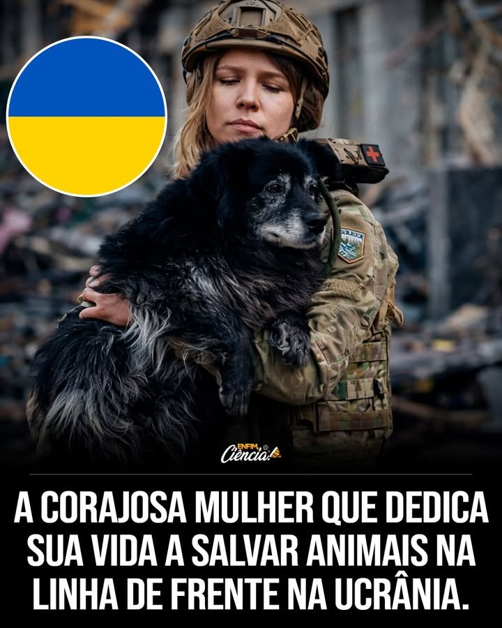 Ela trocou os desenhos de cidades por resgates em meio à guerra — e nada nessa mudança aconteceu pela metade. Quem é Krystina antes de tudo isso? Quando a guerra começou na Ucrânia, ela era estudante de **arquitetura**. Seus dias passavam entre **plantas**, **estruturas** e o desejo de construir cidades. Havia um caminho traçado, uma rotina reconhecível, um futuro ligado ao que ainda poderia ser erguido. E o que aconteceu depois? Três anos mais tarde, a vida que ela conhecia já era outra. Krystina deixou de desenhar edifícios e passou a abrir caminhos entre **escombros** e **cercas de arame**. O que antes era projeto se tornou urgência. O que antes era construção ganhou outra forma. Mas que caminhos são esses? São os trajetos que ela percorre para alcançar animais presos em áreas **bombardeadas**, feridos ou simplesmente abandonados. Ao longo desse tempo, ela já salvou **centenas de cães e gatos**. Não se trata de casos isolados, nem de gestos ocasionais. É um trabalho contínuo, feito onde o risco ainda existe e onde muitos já não conseguem chegar. E o preço disso aparece onde? No próprio corpo. Krystina carrega **cicatrizes** de cada missão. Ainda assim, há algo que não mudou: sua convicção de que **nenhuma vida merece ser deixada para trás**. Essa certeza não surge como discurso distante. Ela acompanha cada entrada em áreas destruídas, cada retirada apressada, cada animal encontrado em condições extremas. Onde esses animais vão parar depois do resgate? Em **Podilsk**, Krystina construiu um abrigo chamado **Under the Sun**. O lugar foi erguido sobre as ruínas de uma casa destruída. O que antes era marcado por **cercas quebradas** e **terra em declive** começou a ganhar outra forma, pouco a pouco, com o necessário para acolher quem chega. E o que existe ali hoje? Há **eletricidade**, **canis seguros** e uma pequena equipe que trabalha ao lado dela. Nesse espaço, cada animal recebe **tratamento**, **vacinas** e a chance de ser **adotado**. Nem todos irão embora. Alguns ficarão para sempre. Mas todos encontram abrigo. E quando o básico falta? Krystina cozinha **mingau para os cães**. No verão, ele estraga rapidamente. Ainda assim, é o que pode ser feito quando a necessidade fala mais alto. Não é uma questão de conforto. É uma questão de **sobrevivência**. Ela atua sozinha? Não. Krystina trabalha com **organizações internacionais** para tentar encontrar lares fora do país. Enquanto isso, o trabalho não para no abrigo. Ela continua entrando em **zonas de guerra** onde muitos não se arriscam, retirando dali corpos frágeis que ainda querem viver. O que resta de sua antiga vocação em meio a tudo isso? Talvez a ideia de construir nunca tenha desaparecido de fato. Ela já não levanta prédios, mas segue erguendo algo essencial em meio ao caos. Em vez de concreto, usa coragem. Em vez de plantas, usa rotas de resgate. Em vez de projetar espaços para o futuro, cria possibilidades imediatas para vidas ameaçadas. E o que, afinal, ela constrói agora? **Uma ponte de compaixão em meio ao caos**. Foi assim que a trajetória de uma estudante de arquitetura se transformou na história de alguém que, em plena guerra, decidiu salvar **cães e gatos** presos, feridos ou abandonados, criou o abrigo **Under the Sun** em **Podilsk**, trabalha com uma pequena equipe, oferece **tratamento**, **vacinas** e adoção, cozinha quando falta alimento e segue entrando em áreas de risco porque acredita, sem recuar, que **nenhuma vida merece ser deixada para trás**.