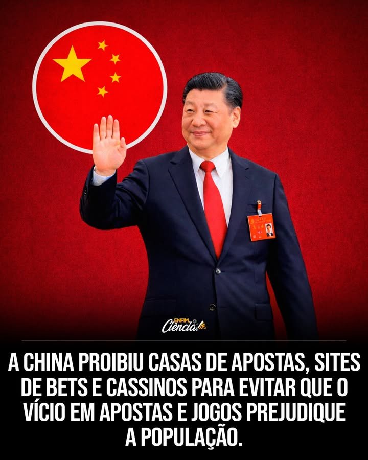 Na China, **apostar** não é visto como entretenimento: pode significar enfrentar a lei com todo o seu peso. Mas por que o país adota uma postura tão rígida diante dos **jogos de azar**? A resposta não aparece de forma isolada, nem se resume a uma escolha administrativa. Ela está ligada a uma visão mais ampla sobre risco social, controle econômico e segurança pública. O que exatamente é proibido? No país, **cassinos**, **casas de apostas** e qualquer tipo de **plataforma de apostas online** são proibidos. Isso vale não apenas para quem organiza esse mercado, mas também para quem o promove ou participa dele. E o que acontece com quem se envolve nessas atividades? A legislação prevê **punições duras**, refletindo o grau de severidade com que o tema é tratado pelas autoridades chinesas. Mas por que o governo considera esse setor tão sensível? A justificativa oficial está associada aos efeitos sociais provocados pelo jogo. Quais efeitos são esses? As autoridades citam **endividamento elevado**, **vício em apostas**, **conflitos familiares** e o avanço de **crimes financeiros** como algumas das principais consequências. Em vez de enxergar a prática apenas como uma escolha individual, o governo a relaciona a impactos que podem se espalhar por diferentes áreas da vida social. Essa preocupação é recente? Não. O que mudou nos últimos anos foi a dimensão do problema. O que fez o alerta crescer ainda mais? A expansão das **apostas pela internet**. Com o ambiente digital, o acesso se tornou mais amplo e mais difícil de controlar. E por que isso representa um desafio maior para o Estado? Porque muitos desses serviços funcionam em **sites hospedados fora da China**, o que reduz a capacidade de controle direto por parte das autoridades e amplia o alcance de **plataformas ilegais** entre a população. Se os sites estão fora do país, por que isso preocupa tanto? Porque a operação externa não elimina os efeitos internos. Pelo contrário: ela pode facilitar a circulação de práticas proibidas dentro do território chinês sem passar pelos mecanismos locais de supervisão. E o problema termina no ato de apostar? Não. Segundo as autoridades, existe outro risco que torna esse mercado ainda mais delicado. Que risco é esse? A ligação entre o **mercado clandestino de apostas** e outras **atividades criminosas**. De que tipo de atividade se fala? Entre as mais citadas estão **lavagem de dinheiro** e diferentes formas de **fraudes digitais**. Por que essa conexão pesa tanto? Porque essas operações podem movimentar **grandes quantias** fora do **sistema financeiro regulado**, criando um ambiente propício para irregularidades e dificultando o rastreamento dos recursos. Então a proibição tem apenas função legal? Não. Para Pequim, a questão vai além de regular um setor ou impedir uma prática específica. O que está em jogo, na visão do governo, é algo mais amplo. Trata-se de uma política de **tolerância zero**. E por que essa expressão é importante? Porque ela indica que a proibição não é tratada como medida pontual, mas como parte de uma estratégia permanente. Estratégia para quê? Para **preservar a estabilidade social** e **proteger a segurança financeira da população**. É justamente por isso que a legislação chinesa trata os **jogos de azar** com extrema severidade: no país, **cassinos**, **casas de apostas** e qualquer tipo de **plataforma de apostas online** são proibidos, e quem organiza, promove ou participa dessas atividades pode enfrentar **punições duras previstas na lei**.