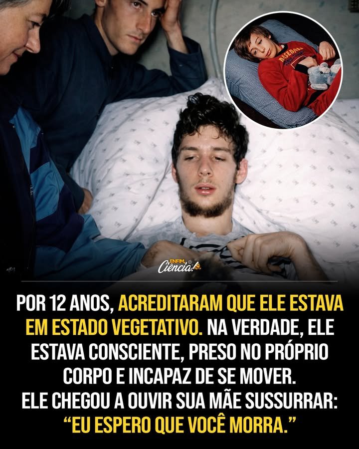 Imagine estar **completamente consciente** e, ainda assim, ser tratado como alguém que já não percebe mais nada. Como isso poderia acontecer com uma criança comum, que até pouco antes levava uma vida normal? Foi o que aconteceu com **Martin Pistorius**, um garoto sul-africano que, por anos, permaneceu preso dentro do próprio corpo enquanto todos ao seu redor acreditavam que sua mente havia desaparecido. Mas como tudo começou? Aos **12 anos**, Martin voltou da escola com uma simples **dor de garganta**. Parecia algo passageiro, sem qualquer sinal do que viria depois. Então por que esse episódio se tornou o início de uma história tão devastadora? Porque, nos meses seguintes, uma **doença misteriosa** começou a comprometer seu corpo de forma progressiva. Pouco a pouco, ele perdeu a capacidade de se mover, de manter contato visual e de falar. O que os médicos concluíram diante desse quadro? Sem conseguir explicar exatamente a causa do problema, disseram à família que Martin havia entrado em **estado vegetativo**, uma condição em que a pessoa pode parecer acordada, mas não demonstra sinais claros de consciência. E o que recomendaram aos pais? Que o levassem para casa e o mantivessem confortável até que ele morresse. Só que isso não aconteceu. Martin não morreu. Então o que veio depois? Cerca de **quatro anos mais tarde**, algo mudou de forma silenciosa e assustadora: sua mente voltou a despertar. Ele passou a entender o que acontecia ao redor, reconhecendo **vozes**, **sons**, conversas e rotinas. Se ele estava consciente, por que ninguém percebeu? Porque seu corpo continuava sem responder. Ele não conseguia mover um músculo sequer para avisar que estava ali. Como era viver assim? Era existir como um **prisioneiro dentro do próprio corpo**. Martin ouvia tudo, mas não podia reagir. Acompanhava o dia a dia da casa, escutava as pessoas que amava e absorvia até os momentos mais dolorosos sem ter qualquer forma de interromper o silêncio. O que preenchia seus dias? Durante muito tempo, ele ficava diante da televisão assistindo repetidamente a episódios de **Barney & Friends**. E qual foi um dos momentos mais duros dessa fase? Em certo dia, ele ouviu a própria mãe, exausta pela situação, sussurrar ao seu lado: **“Eu espero que você morra.”** Como alguém suporta ouvir isso sem poder responder? Mais tarde, ela mesma contou que disse aquelas palavras em desespero, acreditando que o filho não tinha mais consciência do que acontecia. Por quanto tempo isso continuou? Durante anos. Então o que finalmente rompeu esse ciclo? A atenção de uma **nova cuidadora**. O que ela percebeu de diferente? Notou que os olhos de Martin pareciam acompanhar discretamente seus movimentos. Era pouco, quase imperceptível, mas suficiente para levantar uma suspeita. E o que ela fez? Insistiu para que ele fosse avaliado novamente. O que os exames revelaram? Quando os médicos realizaram testes mais detalhados, descobriram algo chocante: havia uma **mente totalmente funcional** dentro daquele corpo aparentemente imóvel. Como Martin conseguiu se comunicar depois disso? Ele recebeu um **computador com tecnologia assistiva**, que permitia formar respostas por meio do movimento dos olhos. Depois de muitos anos, pôde finalmente voltar a “falar”. E o que aconteceu a partir daí? Aos poucos, Martin reaprendeu a se comunicar, a trabalhar e a reconstruir a própria vida. Onde ele contou essa trajetória? No livro **Ghost Boy**, em que relata sua experiência. E sua vida ficou limitada ao passado? Não. Martin se tornou **web designer**, **palestrante motivacional**, casou-se, formou uma família e passou a viver de forma ativa. Por que seu caso ganhou tanta importância além da história pessoal? Porque ajudou a mudar a forma como médicos observam pacientes diagnosticados em **estado vegetativo** ou com **síndrome do encarceramento**, quando a mente permanece consciente, mas o corpo não responde. O que estudos mais recentes indicam? Que alguns pacientes considerados inconscientes podem, na verdade, apresentar algum nível de consciência, algo que hoje vem sendo investigado com **exames cerebrais avançados**. E o que torna essa história impossível de esquecer? A constatação de que o silêncio do corpo nem sempre significa ausência de mente. Martin Pistorius passou anos ouvindo, entendendo e esperando que alguém percebesse que ele ainda estava ali. Hoje, essa história pode ser lida em **Ghost Boy**, livro em que ele conta como sobreviveu ao isolamento, voltou a se comunicar e reconstruiu a própria vida.
