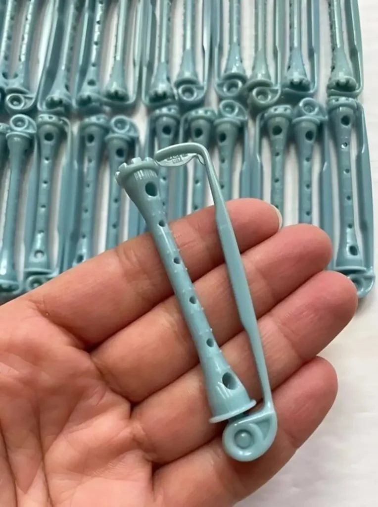 Objetos estranhos encontrados na gaveta da avó revelam um segredo esquecido