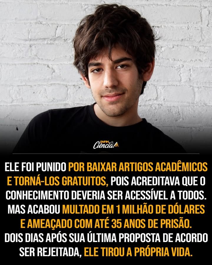 Ele queria libertar o **conhecimento**, e acabou esmagado por um sistema que o tratou como ameaça. Quem era esse jovem capaz de provocar uma reação tão dura do governo dos Estados Unidos? **Aaron Swartz** não era um desconhecido tentando chamar atenção. Muito antes de seu nome aparecer em manchetes ligadas a tribunais e acusações federais, ele já havia deixado marcas profundas na internet. Aos **14 anos**, ajudou a criar o **RSS**, tecnologia que permite acompanhar e compartilhar conteúdos online. Aos **19**, tornou-se um dos cofundadores do **Reddit**. E isso parou aí? Não. Aos **24 anos**, já atuava como pesquisador em **Harvard**, estudando **corrupção política** e defendendo o **acesso aberto à informação**. Mas por que isso importava tanto para ele? Porque Aaron acreditava que pesquisas acadêmicas, muitas vezes financiadas com **dinheiro público**, não deveriam ficar presas atrás de **paywalls** caros. Se o conhecimento era produzido com recursos da sociedade, por que a própria sociedade não poderia acessá-lo livremente? Essa convicção não era periférica em sua vida. Era parte central de sua atuação pública e intelectual. E quando essa crença deixou de ser apenas discurso e passou a ter consequências reais? Entre o fim de **2010** e o início de **2011**, Swartz baixou cerca de **4,8 milhões de artigos acadêmicos** do banco de dados **JSTOR**, usando a rede do **MIT**. O que ele pretendia fazer com esse material? Ao que tudo indica, tornar esse conhecimento acessível ao público. Para Aaron, **informação** era um **bem público** e não deveria ser restrita. Então o que aconteceu depois? O **JSTOR** detectou os downloads e alertou o **MIT**. Pouco tempo depois, o **Serviço Secreto dos Estados Unidos** entrou no caso. Swartz foi preso. Isso significava que a instituição prejudicada queria levá-lo até o fim nos tribunais? Não exatamente. Embora o JSTOR tenha decidido **não apresentar queixa** e os arquivos tenham sido devolvidos, os **promotores federais em Massachusetts** decidiram seguir adiante com o processo. Mas quão grave era a acusação? Em **2011**, a procuradora federal **Carmen Ortiz** o acusou de vários crimes, entre eles **fraude eletrônica** e **fraude informática**. Somadas, as acusações poderiam resultar em até **35 anos de prisão** e **1 milhão de dólares em multas**. Era uma resposta proporcional? Essa pergunta começaria a ganhar força mais tarde, mas antes disso havia outra realidade se impondo: Aaron já havia falado publicamente sobre suas lutas contra a **depressão**. Houve tentativa de acordo? Sim. Enquanto o caso avançava, seus advogados negociavam com a promotoria. Em determinado momento, os promotores ofereceram um acordo que exigia que ele se declarasse culpado de **13 acusações criminais** e cumprisse **seis meses de prisão**. Por que ele recusou? Porque Swartz e sua equipe queriam contestar as acusações no tribunal e questionar publicamente a postura do governo. E sua vida pessoal, em meio a tudo isso, seguia suspensa? Sim. Sua parceira, **Taren Stinebrickner-Kauffman**, revelou depois que os dois chegaram a conversar sobre se casar semanas antes de sua morte, mas decidiram esperar até depois do julgamento. O que aconteceu nos últimos dias? Em **9 de janeiro de 2013**, os promotores rejeitaram o que poderia ter sido o último acordo, um que talvez o mantivesse fora da prisão. Dois dias depois, em **11 de janeiro de 2013**, **Aaron Swartz morreu por suicídio** em seu apartamento no **Brooklyn**. Ele tinha **26 anos**. Não deixou nenhuma carta. Como as pessoas reagiram? No funeral, seu pai, **Robert Swartz**, disse em lágrimas: **“Aaron não cometeu suicídio. Ele foi morto pelo governo.”** A frase ecoou imediatamente. **Juristas**, **ativistas** e muitas outras pessoas passaram a questionar por que um caso sem **ganho financeiro**, sem **dano físico** e sem uma **vítima clara** havia sido processado com tanta agressividade. O professor de direito de Harvard **Lawrence Lessig**, amigo e mentor de Swartz, escreveu que erros podem acontecer, mas a punição deve ser sempre **proporcional**. E o que mudou depois de sua morte? O **MIT** iniciou uma revisão interna do caso. O **JSTOR** posteriormente liberou **milhões de artigos gratuitamente** em sua memória. As acusações contra Swartz foram encerradas. Mas isso o trouxe de volta? Não. O que permanece, então? Permanecem as perguntas que sua história deixou abertas: o que devemos às pessoas que desafiam regras por acreditarem em algo maior? O que é **justiça proporcional**? E o que acontece quando o sistema pressiona demais alguém que já está lutando por dentro? No fim, ficam os fatos completos: **Aaron Swartz acreditava que o conhecimento deveria ser livre. O governo o acusou de crimes que poderiam levá-lo a até 35 anos de prisão e 1 milhão de dólares em multas. Em 9 de janeiro de 2013, seu último possível acordo foi rejeitado. Em 11 de janeiro de 2013, aos 26 anos, ele morreu por suicídio em seu apartamento no Brooklyn.**