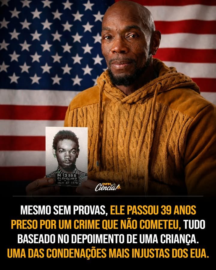 Ele perdeu quase **quatro décadas** da própria vida por causa de uma história que nunca aconteceu. Como isso foi possível? A resposta parece simples demais para ser real, e talvez por isso choque tanto: tudo começou com a palavra de uma única pessoa. Mas como um caso tão grave poderia se sustentar quase inteiro sobre um único relato? Porque esse relato foi tratado como suficiente. Em **1975**, um empresário chamado **Harold Franks** foi morto a tiros em **Cleveland**, no estado de **Ohio**, nos **Estados Unidos**. Pelo crime, **Ricky Jackson** foi condenado ao lado de dois amigos, **Wiley Bridgeman** e **Kwame Ajamu**. O que ligava os três ao assassinato? É aqui que muita gente trava a leitura e pensa que deve haver alguma prova escondida, algum detalhe técnico, alguma evidência decisiva. Mas não havia. Não existia **prova física**, **impressão digital** ou **evidência forense** conectando os homens ao crime. Então por que a condenação aconteceu mesmo assim? Porque a acusação se apoiou quase totalmente no depoimento de um garoto de **12 anos**, **Eddie Vernon**, que disse à polícia ter visto os três cometerem o assassinato. E se esse testemunho parecia frágil, por que teve tanto peso? Porque, naquele momento, ele foi aceito como verdadeiro. E o que aconteceu depois foi devastador. **Ricky Jackson** recebeu sentença de **pena de morte**. Mais tarde, essa punição foi comutada para **prisão perpétua**, depois que a Suprema Corte suspendeu temporariamente a pena capital nos EUA na década de 1970. Mas há um detalhe que quase ninguém percebe: mesmo sem provas materiais, a condenação continuou de pé por anos. Como alguém enfrenta isso? Jackson fez o que podia fazer: manteve sua **inocência** durante todo o tempo. Só que insistir na verdade não significa ser ouvido. E esse é o ponto que mais inquieta: quanto tempo um erro pode sobreviver dentro do sistema? No caso dele, tempo demais. **39 anos, 3 meses e 9 dias**. Esse número não é apenas impressionante; ele redefine o tamanho de uma injustiça. E não foi só ele. **Wiley Bridgeman** passou cerca de **39 anos** preso, enquanto **Kwame Ajamu** ficou aproximadamente **27 anos** encarcerado antes de ser libertado em **2003**. O que poderia mudar uma história que parecia enterrada para sempre? A virada veio de onde tudo havia começado: da testemunha. Em **2014**, o antigo menino, já adulto, procurou um advogado e fez uma revelação que desmontou o caso. O que ele disse? Disse que seu depoimento era **falso**. Disse que **não viu o crime**. Disse ainda que, quando era criança, foi **pressionado por policiais** a acusar os três homens. E é aqui que a maioria se surpreende: a peça central da condenação não apenas enfraqueceu — ela desabou por completo. O que acontece quando a base inteira de um veredito desaparece? A condenação deixa de se sustentar. Foi exatamente isso que os promotores reconheceram. Com a retratação de **Eddie Vernon**, um juiz anulou o veredito. E então veio o momento que parecia impossível durante décadas: em **novembro de 2014**, **Ricky Jackson** foi finalmente libertado. Mas o que essa libertação representava de fato? Mais do que o fim de uma prisão, ela expunha o tamanho do erro. Naquele momento, Jackson se tornou a pessoa que havia passado **mais tempo presa injustamente nos Estados Unidos antes de ser inocentada**. Só que a história não para no portão da prisão. O que vem depois de perder quase toda a vida para uma condenação injusta? Vêm as tentativas de reparação, ainda que nenhuma delas devolva o tempo. Após a libertação, ele e os outros dois homens receberam **indenizações milionárias** do estado de **Ohio** e da cidade de **Cleveland** por **erro judiciário**. Mas será que dinheiro encerra um caso assim? Não. E talvez esse seja o ponto mais incômodo de todos. O caso de **Ricky Jackson** se tornou um dos exemplos mais conhecidos de **condenação injusta baseada em testemunho frágil**. Ele mostra como **falsos depoimentos**, especialmente quando envolvem testemunhas vulneráveis ou pressionadas, podem destruir vidas por décadas. E o que essa história ainda provoca hoje? Ela continua sendo citada em debates sobre **reforma do sistema judicial** e sobre como evitar **erros judiciais**. Porque, no fim, a pergunta que permanece não é apenas como isso aconteceu com Ricky Jackson. A pergunta que continua aberta é bem mais desconfortável: quantas outras histórias ainda dependem de uma verdade que nunca foi realmente testada?