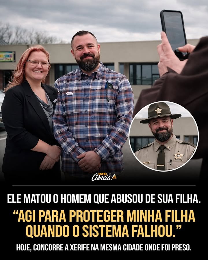 Ele admite que atirou, mas insiste: **não cometeu assassinato**. Como alguém pode confessar o disparo e, ao mesmo tempo, se declarar **inocente**? A resposta começa em um ponto que mexe com qualquer leitor: ele diz que agiu para **proteger a própria filha**. Mas proteger de quê, exatamente? E por que essa história não termina no momento do tiro? Segundo o que foi divulgado no caso, tudo gira em torno de uma adolescente e de um homem já acusado de **crimes sexuais** contra ela. Isso por si só já levanta outra pergunta inevitável: se havia acusações anteriores, como a situação chegou a um desfecho tão extremo? É justamente aí que o caso ganha uma camada ainda mais inquietante. O pai afirma que o **sistema falhou** antes de qualquer disparo acontecer. E quando alguém usa essa expressão, a dúvida surge quase sozinha: falhou de que forma? De acordo com os documentos, o homem morto estava em **liberdade sob fiança** e ainda existia uma **ordem judicial** para que ele não se aproximasse da adolescente. Então como os dois foram parar juntos, no meio da madrugada? Essa é a parte que muda o peso de tudo. O pai relatou que percebeu que a filha havia **desaparecido durante a madrugada**. Desesperado, saiu para procurá-la. Mas há um detalhe que quase ninguém ignora quando lê isso: o que ele encontrou não foi apenas uma pista, e sim uma cena que, segundo sua versão, parecia confirmar o pior. Ele diz que localizou a filha dentro do veículo do homem acusado. E o que aconteceu naquele instante? Segundo seu relato, quando ele chegou, a adolescente tentou sair do carro, mas foi **impedida**. Isso já seria grave o suficiente, mas o que vem depois torna o caso ainda mais explosivo. O pai também afirmou que o homem saiu do veículo e avançou em sua direção segurando um **objeto desconhecido**. Foi nesse momento que ele sacou a arma e atirou. Então a questão central deixa de ser apenas “houve um tiro?” e passa a ser outra: ele agiu por **proteção imediata** ou cometeu **homicídio**? E é aqui que muita gente se surpreende. Mesmo sendo acusado de matar esse homem, ele não recuou da vida pública. Pelo contrário: decidiu disputar um cargo que simboliza justamente **autoridade, lei e segurança**. Por que alguém nessa situação faria isso? A explicação veio nas próprias palavras dele. “Sou o pai que agiu para proteger sua filha quando o sistema falhou. Me recuso a ficar parado enquanto outras pessoas enfrentam essas mesmas falhas.” A frase ajuda a entender sua estratégia, mas também abre outra dúvida poderosa: isso é uma defesa pessoal transformada em discurso político ou uma denúncia direta contra a forma como as autoridades lidaram com o caso? Agora, sim, o contexto fica completo. O caso aconteceu no **Arkansas**, nos **Estados Unidos**. O pai é **Aaron Spencer**. O homem morto era **Michael Fossler**, de **67 anos**, que já respondia a acusações de crimes sexuais contra a filha adolescente de Spencer. E o detalhe mais improvável de todos talvez seja este: Spencer está concorrendo ao cargo de **xerife na mesma cidade que o prendeu**. O que acontece depois muda tudo, porque a história deixa de ser apenas criminal e passa a ser também política. Spencer afirma que sua campanha é sobre **restaurar a confiança na polícia** e proteger famílias que, segundo ele, foram deixadas sem ajuda quando mais precisaram. Mas como isso pode avançar enquanto ele ainda aguarda julgamento? Até agora, o julgamento por homicídio **não tem data definitiva**. E existe uma consequência direta que mantém o caso em suspensão: se ele for **condenado**, não poderá assumir o cargo. Então a candidatura não elimina a acusação — ela apenas coloca ainda mais atenção sobre ela. No fim, o ponto principal não é só o disparo, nem apenas a eleição. É o choque entre três forças que continuam em aberto: a alegação de **proteção da filha**, a acusação formal de **homicídio** e a tentativa de transformar essa história em uma campanha por **segurança pública**. E talvez seja justamente por isso que o caso continua prendendo tanta atenção: porque a pergunta decisiva ainda não foi respondida pelo tribunal — e, quando for, pode não encerrar o debate.
