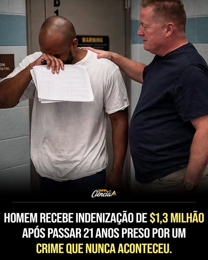 Vinte e um anos podem ser pagos com dinheiro, mas será que isso basta quando o tempo perdido veio de um crime que talvez **nem tenha existido**? Essa é a pergunta que paira sobre uma história que começa com uma condenação pesada demais para ser ignorada. Um homem passou mais de duas décadas atrás das grades, carregando nas costas a culpa por uma invasão à mão armada e um roubo. Mas o que torna tudo ainda mais inquietante não é apenas a prisão. É a dúvida que surge quando se olha para o caso com mais atenção: **e se nada daquilo realmente aconteceu?** Como alguém pode ser condenado por algo tão grave se havia dúvidas tão profundas? A resposta passa por um ponto que costuma escapar no início: nem sempre uma condenação significa que todas as peças foram vistas com clareza. Às vezes, o que falta pesa mais do que o que aparece. E aqui começa a parte que mais incomoda. Quais eram essas ausências? Segundo a defesa, havia sinais na própria cena que não combinavam com a versão do crime. Tinha nevado recentemente, mas quando os primeiros socorristas chegaram, **não havia pegadas na neve**. Isso, por si só, já levantaria perguntas. Mas não parava aí. Se alguém tivesse invadido uma casa, não deveria haver algum rastro? Essa é exatamente a dúvida. Além da falta de pegadas, também **não havia marcas de pneus**. E há um detalhe que quase ninguém percebe de imediato: havia um cachorro na casa ao lado, mas os vizinhos disseram que **nenhum cachorro latiu** na última hora. Em uma suposta invasão armada, em um cenário de tensão, esse silêncio chama atenção. Então por que isso não mudou tudo desde o começo? Porque, segundo o advogado atual, **provas suficientes que poderiam demonstrar a inocência** do réu não foram entregues ao primeiro advogado de defesa, mais de vinte anos atrás. E é aqui que a maioria se surpreende: a discussão deixa de ser apenas sobre um erro judicial e passa a tocar em algo ainda mais desconfortável — a possibilidade de uma condenação construída sobre um evento que talvez nunca tenha ocorrido. Quem era esse homem no centro de tudo? Ralph Blaine Smith, do estado de **Ohio**, foi preso pela primeira vez aos **24 anos**, acusado de uma suposta invasão de residência à mão armada e roubo em **Pickerington**, no ano **2000**. A condenação foi devastadora: **67 anos de prisão**. Mas o que acontece depois muda tudo. O tempo apagou a esperança dele? Pelo contrário. Durante os anos na prisão, Smith disse que passou horas todos os dias estudando **direito**. Ele transformou a rotina em preparação. “Esse era o meu tempo. Era como se eu pudesse ir para a biblioteca jurídica. Todos os dias. Foi assim por anos.” A pergunta então muda: o que alguém busca quando estuda a lei dentro da prisão? No caso dele, talvez não fosse apenas entender o sistema, mas sobreviver a ele. E quando essa história finalmente virou? Depois de mais de duas décadas preso, um promotor pediu a um juiz que **arquivasse o caso**. Esse movimento abriu a porta que ficou fechada por 21 anos. Smith saiu em liberdade e, mais tarde, recebeu uma indenização de **1,3 milhão de dólares**. Mas isso resolve? É justamente aí que o título faz mais sentido. Você acha que isso é suficiente? Como medir o valor de 21 anos perdidos entre grades, acusações e silêncio? Como transformar juventude, rotina, vínculos e tempo em uma cifra que pareça justa? Não existe resposta simples, e talvez seja por isso que essa história continue ecoando. O próprio Smith diz que os anos na prisão o ensinaram a **valorizar a vida** e a não se preocupar com coisas pequenas. É uma frase forte, mas também difícil de ouvir sem desconforto. Porque ela não apaga o que veio antes. E talvez esse seja o ponto mais perturbador de todos: não estamos falando apenas de uma indenização milionária, mas de um homem condenado por um crime que, segundo seu advogado, **ninguém sequer cometeu**. E se a liberdade chegou tarde demais para devolver o que foi tirado, o dinheiro consegue fazer mais do que reconhecer o erro? Talvez essa seja a pergunta que realmente fica — e quanto mais se pensa nela, mais difícil parece aceitar que a resposta possa caber em **1,3 milhão de dólares**.