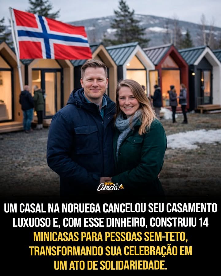 Eles desistiram de um casamento de **luxo** e, em vez da festa, fizeram algo que ninguém esperava. Mas o que levaria um casal a trocar um dia pensado para celebrar a própria história por uma decisão tão radical? A resposta parece simples à primeira vista: eles escolheram transformar o valor inteiro da cerimônia em algo útil. Só que isso levanta outra pergunta ainda mais forte: útil para quem, e de que forma? Não foi uma doação simbólica, nem um gesto feito apenas para comover. O dinheiro que seria usado em uma celebração sofisticada ganhou outro destino, muito mais concreto. E é justamente aqui que a maioria se surpreende: em vez de repartir a quantia em pequenas ações, eles concentraram tudo em um projeto com impacto direto na vida de pessoas em situação de rua. Mas que projeto seria esse para causar tanta reação? Com esse orçamento, eles construíram **14 minicasas**. Não se tratava apenas de erguer estruturas pequenas e chamar isso de ajuda. Havia uma intenção maior por trás. Cada unidade foi pensada para oferecer o que tanta gente perde antes mesmo de perder um teto: **dignidade**, **segurança** e um mínimo de estabilidade. Mas há um detalhe que quase ninguém percebe de imediato: por que minicasas causaram tanto impacto, se abrigos coletivos já existem em tantos lugares? A diferença está no que cada espaço representa. Cada microcasa conta com **cama**, **bom isolamento**, **porta com fechadura** e espaço para guardar pertences. Parece básico, mas para quem vive na rua, isso muda quase tudo. Ter uma porta que fecha não é apenas conforto. É proteção. Ter onde deixar objetos não é apenas organização. É recuperar parte da própria identidade. E então surge outra dúvida: isso era só um conjunto de pequenas casas ou havia algo mais sendo construído ali? Havia mais. Muito mais. O projeto formou uma pequena **comunidade**, não apenas um abrigo improvisado. O conjunto inclui **banheiros de compostagem** e uma **cozinha compartilhada**, criando um ambiente que vai além da sobrevivência imediata. O que acontece depois muda toda a percepção da história: os moradores também recebem acompanhamento de **voluntários** e **assistentes sociais**, que ajudam no caminho para uma moradia estável e para um **emprego**. Ou seja, não era apenas sobre passar a noite em segurança. Era sobre recomeçar. Mas quem teve essa ideia e onde isso aconteceu? Foi na **Noruega** que esse casal tomou a decisão que surpreendeu a todos. E talvez o mais impressionante não seja apenas o que fizeram, mas a forma como fizeram. Porque, em tempos em que tantos gestos são anunciados antes mesmo de acontecer, eles não buscaram **protagonismo**. Não transformaram a iniciativa em espetáculo. E isso abre uma nova questão: se não houve busca por visibilidade, como essa história se tornou conhecida? A resposta emociona justamente porque não veio de uma campanha planejada. A história ganhou força pelo relato dos próprios **beneficiários**. Foram eles que mostraram o peso real da mudança. E há outro detalhe que torna tudo ainda mais marcante: muitos convidados que iriam ao casamento não ficaram apenas assistindo à decisão de longe. Eles se juntaram à construção. **Pintaram**, **plantaram** e levaram **colchões**. O evento que seria uma celebração de algumas horas acabou se transformando em algo muito maior e mais duradouro. Mas por que isso toca tanto quem conhece essa história? Porque ela inverte uma lógica comum. Em vez de investir em um momento inesquecível para si, o casal escolheu criar algo inesquecível para outras pessoas. Em vez de uma noite de brilho, entregou noites de abrigo. Em vez de lembranças em fotos, ajudou a construir novas possibilidades de vida. E é aqui que tudo ganha outro peso: o gesto não apagou a importância do casamento, mas ampliou o sentido da palavra **união**. No fim, o que mais chama atenção não é apenas o cancelamento de uma festa de luxo. É o fato de que esse dinheiro virou **14 portas fechando com segurança**, **14 camas esperando alguém descansar**, e uma pequena comunidade onde antes havia apenas vulnerabilidade. E talvez seja justamente por isso que essa história continue ecoando: porque ela não termina quando as casas ficam prontas. Na verdade, é ali que tudo começa.