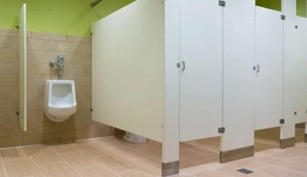 Por que as portas dos banheiros públicos não vão até o chão? Pouca gente conhece a verdadeira razão