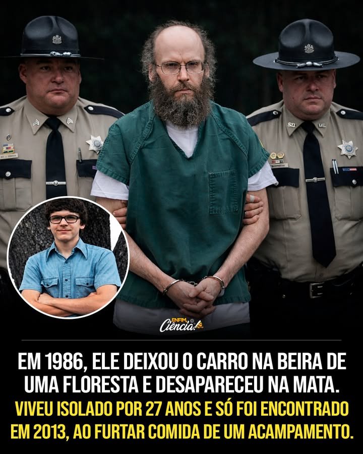 Ele sumiu de um jeito tão absoluto que, por quase três décadas, parecia nunca ter existido. Como alguém consegue simplesmente sair da vida comum e desaparecer sem deixar explicações? A resposta começa com uma decisão tomada ainda muito jovem, quando **Christopher Thomas Knight**, aos **20 anos**, fez algo que parece simples, mas carrega um peso quase impossível de medir: entrou no carro, dirigiu até uma área remota e escolheu não voltar. Em **1986**, ele foi até uma região próxima ao **lago North Pond**, no **Maine**, nos **Estados Unidos**, estacionou perto de uma trilha, deixou as chaves no veículo e caminhou para dentro da floresta. Sem aviso. Sem despedida. Sem um plano visível para quem ficou de fora. Mas o que leva alguém a cortar todos os laços dessa forma? Essa é justamente a pergunta que torna o caso tão perturbador. Porque não se tratava de uma fuga cinematográfica, nem de uma encenação para recomeçar em outro lugar. O que aconteceu foi mais radical: ele praticamente abandonou a convivência humana. E isso abre outra dúvida inevitável: como alguém sobrevive tanto tempo sozinho, ainda mais em uma floresta marcada por invernos severos? A resposta é desconfortável. Knight passou os **27 anos seguintes** vivendo isolado na mata, escondido em um pequeno acampamento montado entre rochas grandes e árvores densas, num ponto tão discreto que quase ninguém passava por ali. Só que sobreviver naquele ambiente exigia mais do que silêncio e resistência. Para enfrentar o frio extremo do Maine, onde a neve pode permanecer por meses, ele dependia de **furtos**. Durante a noite, entrava em cabanas de veraneio e acampamentos próximos para pegar **comida**, **baterias**, **lanternas**, **livros**, **roupas**, **gás propano** e outros itens essenciais. E é aqui que muita gente se surpreende: como alguém pode cometer tantos furtos e ainda assim permanecer invisível por tanto tempo? Investigadores estimam que ele tenha realizado **mais de mil furtos** ao longo dos anos. Ainda assim, era extremamente cuidadoso. Evitava causar danos, tentava não deixar rastros e quase nunca era visto. Isso alimentou um mistério que cresceu silenciosamente na região. Moradores das redondezas viam objetos sumirem repetidamente de suas cabanas e não entendiam o que estava acontecendo. Quem estava por trás daquilo? Um invasor comum? Mais de uma pessoa? Ou algo ainda mais estranho? Foi assim que nasceu a imagem de um **“ladrão fantasma”** vivendo na floresta. Mas há um detalhe que quase ninguém imagina à primeira vista: ele não estava escondido em um lugar distante da civilização. Estava relativamente perto dela. Perto o suficiente para observar seus sinais, depender de seus objetos e, ao mesmo tempo, rejeitar quase totalmente qualquer contato. E isso leva à pergunta mais inquietante de todas: por quanto tempo alguém consegue viver sem falar com ninguém? A resposta parece exagero, mas veio do próprio Knight depois de sua prisão. Segundo ele, durante quase **30 anos**, trocou apenas **uma única palavra** com outra pessoa: um breve **“oi”** dito a um caminhante em uma trilha. Só isso. Nenhuma conversa. Nenhuma convivência. Nenhum vínculo real. O que acontece depois dessa revelação muda completamente a forma como o caso é visto, porque ele deixa de ser apenas uma história de desaparecimento ou de furtos e passa a ser um dos exemplos mais extremos de **isolamento voluntário** da era moderna. Mas se ele era tão cuidadoso, como tudo terminou? Em **abril de 2013**, Knight foi finalmente capturado por um **guarda florestal** enquanto furtava comida em um **acampamento de verão para jovens**. Depois de tantos anos escapando, foi esse momento que encerrou uma rotina invisível mantida por décadas. A repercussão foi imediata. A imprensa passou a chamá-lo de **“Eremita de North Pond”**, e especialistas em comportamento humano passaram a tratar sua trajetória como um caso raríssimo. O desfecho parece simples, mas não fecha a história por completo. Knight foi acusado de dezenas de furtos, aceitou um **acordo judicial**, passou alguns meses preso e depois foi liberado sob a condição de deixar o estado do **Maine**. Mais tarde, sua história seria investigada por jornalistas e inspiraria reportagens e o livro **“The Stranger in the Woods”**, de **Michael Finkel**, publicado em **2017**. Só que o ponto mais forte não está apenas no crime, na fuga ou na captura. Está no fato de que um homem conseguiu viver por **27 anos escondido a poucos quilômetros da sociedade**, quase sem ser visto, quase sem ser ouvido, quase sem existir. E talvez a pergunta que permanece não seja como ele fez isso — mas por que alguém escolheria desaparecer do mundo e, ainda assim, continuar tão perto dele.