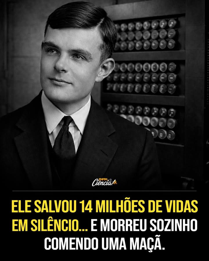 Enquanto bombas caíam e navios desapareciam no mar, a guerra podia estar sendo decidida por alguém que nem sequer segurava uma arma. Como isso seria possível em um dos momentos mais violentos da história? A resposta começa com um problema que parecia impossível de vencer. Em **1941**, a **Segunda Guerra Mundial** já consumia países inteiros, e a situação no oceano se tornava cada vez mais desesperadora. Comboios carregados de **comida**, **combustível** e **suprimentos** eram atacados sem parar. A Grã-Bretanha começava a sentir o peso da escassez. Mas por que os ataques eram tão precisos? Porque havia um segredo por trás deles. E esse segredo não estava em um campo de batalha, mas em mensagens que ninguém conseguia entender. Os alemães usavam a **Enigma**, uma máquina de criptografia capaz de gerar **bilhões de combinações**. O mais assustador? O código mudava todos os dias, sempre à meia-noite. Se matemáticos brilhantes já tinham tentado quebrá-lo e falhado, o que ainda poderia ser feito? É aí que surge uma ideia que parecia absurda para muitos. Se uma máquina criava o problema, talvez outra máquina pudesse vencê-lo. Parece simples agora, mas na época isso soava ousado demais. Em um lugar discreto da Inglaterra, longe do barulho direto das trincheiras, um homem quieto insistia nessa possibilidade. Muitos achavam que ele estava desperdiçando tempo e recursos. Mas por que ele continuou? Porque ele enxergava algo que outros ainda não viam. Em **Bletchley Park**, centro secreto de inteligência britânica, esse matemático começou a desenvolver um equipamento capaz de testar automaticamente milhares de combinações. A aposta era enorme, o risco também. E durante meses, nada parecia funcionar. Então por que tudo mudou de repente? Mas há um detalhe que quase ninguém percebe: sistemas complexos nem sempre quebram por força, e sim por hábito. Depois de tantas tentativas frustradas, surgiu uma pista simples, quase banal. Operadores alemães costumavam encerrar mensagens com a mesma expressão: **“Heil Hitler”**. Uma repetição pequena, previsível, quase invisível no meio de tanta sofisticação. E foi justamente essa falha humana que abriu a brecha. O que acontece depois muda tudo. Com essa repetição como ponto de apoio, a máquina finalmente conseguiu avançar sobre o código. E é aqui que a maioria se surpreende: não foi apenas uma vitória técnica. A partir dali, os britânicos passaram a ler **comunicações secretas da Alemanha** antes mesmo de certas decisões militares serem executadas. Isso alterou o rumo da guerra no mar e ajudou a **encurtar o conflito em cerca de dois anos**, salvando **milhões de vidas**. Mas se isso foi tão decisivo, por que esse feito não virou imediatamente uma celebração pública? Porque havia um preço cruel escondido nessa conquista. Para manter o segredo, os aliados não podiam agir sempre que descobriam um ataque. Em alguns casos, sabiam que determinados navios seriam afundados e, ainda assim, precisavam deixar acontecer. Se reagissem a tudo, os nazistas perceberiam que a **Enigma** tinha sido quebrada. Como conviver com uma vitória que exigia silêncio diante da tragédia? E essa não foi a única ironia. Quando a guerra terminou, seria natural imaginar que o homem por trás dessa virada fosse tratado como herói. Mas não foi isso que aconteceu. Só depois de tudo é que o nome aparece com clareza: **Alan Turing**. O matemático que ajudou a derrotar um dos maiores sistemas de guerra do século acabou enfrentando outro tipo de perseguição, agora dentro do próprio país. Como alguém tão importante pôde ser tratado dessa forma? Em **1952**, após um incidente em sua casa, Turing admitiu seu relacionamento com outro homem. Naquele tempo, a lei britânica tratava a **homossexualidade como crime**. Em vez de reconhecimento, ele foi levado a julgamento. Deram a ele uma escolha brutal: **prisão** ou **castração química**. Para continuar trabalhando, aceitou o tratamento hormonal. Mas o impacto foi devastador. Seu corpo mudou, sua saúde mental piorou e a **depressão** se aprofundou. E o desfecho torna tudo ainda mais difícil de esquecer. Em **7 de junho de 1954**, Alan Turing foi encontrado morto em casa, aos **41 anos**, vítima de **envenenamento por cianeto**. Durante décadas, grande parte do que ele fez permaneceu em segredo. Só muito tempo depois o mundo descobriu a dimensão real daquilo que aquele homem aparentemente comum havia realizado. Ele não apenas ajudou a derrotar o nazismo. Também lançou as bases da **computação moderna**, a mesma que hoje vive em **computadores**, **celulares** e praticamente em tudo ao nosso redor. Então qual é o ponto mais duro dessa história? Talvez seja perceber que **Alan Turing salvou milhões de vidas**, ajudou a mudar o rumo da guerra e moldou o futuro tecnológico do planeta. Mas o mesmo mundo que se beneficiou de sua genialidade não foi capaz de protegê-lo quando ele mais precisou. E talvez seja justamente por isso que sua história ainda não termina quando acaba.