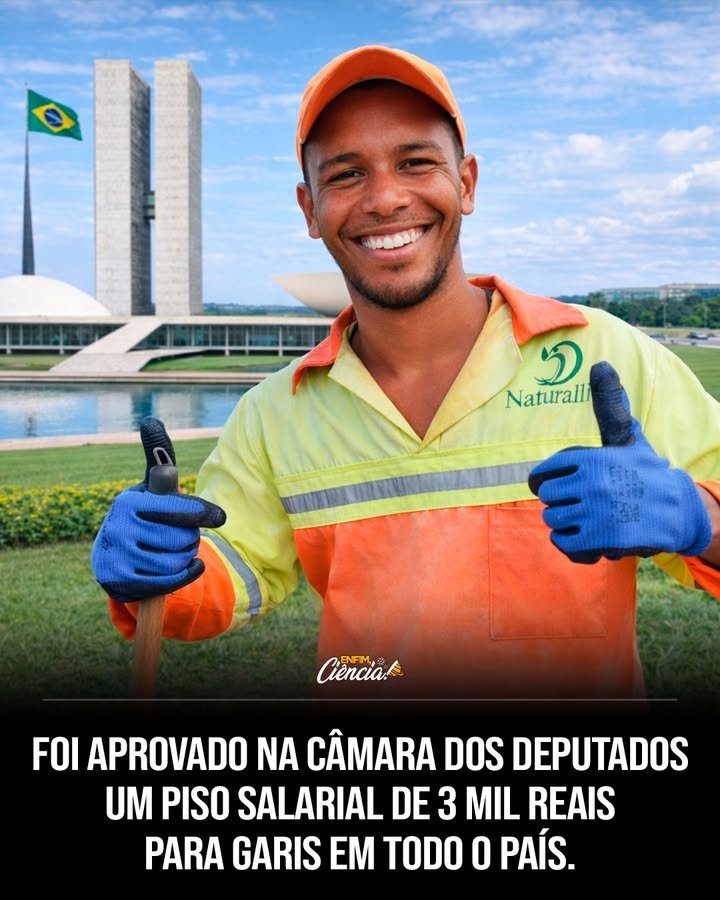Tudo parecia decidido, mas ainda não está valendo — e é justamente esse detalhe que faz tanta gente olhar para essa proposta com expectativa e dúvida ao mesmo tempo. Afinal, o que foi aprovado? A **Câmara dos Deputados** deu sinal verde para um projeto que cria um **piso salarial nacional de R$ 3 mil** para os **garis** em todo o Brasil. À primeira vista, parece apenas um número. Mas por que isso chama tanta atenção? Porque, em muitas cidades, esses profissionais ainda recebem valores bem abaixo desse patamar, mesmo exercendo uma função que interfere diretamente na rotina de milhões de pessoas. E por que esse tema ganhou tanta força agora? Porque não se trata apenas de salário. O projeto tenta responder a uma pergunta que há muito tempo fica no ar: como reconhecer, de forma concreta, quem mantém as ruas limpas, recolhe resíduos e ajuda a preservar os espaços públicos todos os dias? A proposta surge justamente como uma tentativa de transformar esse reconhecimento em algo real, mensurável e nacional. Mas será que o texto fala só de remuneração? Não. E é aqui que muita gente se surpreende. Além do piso, o projeto prevê **adicional de insalubridade de até 40%**. Por que isso importa tanto? Porque esses trabalhadores lidam diariamente com **resíduos**, materiais potencialmente contaminados e situações que podem representar risco à saúde. Ou seja, o texto não olha apenas para o contracheque, mas também para as condições concretas enfrentadas por quem atua na **limpeza urbana**. Então isso significa uma mudança imediata? Ainda não. E há um ponto que quase passa despercebido quando a notícia circula: a aprovação na Câmara é importante, mas não encerra o processo. Se já foi aprovado, por que ainda não começou a valer? Porque o projeto precisa seguir outras etapas antes de se transformar em lei. Quais são essas etapas? Agora, a proposta será analisada pelo **Senado Federal**. E o que pode acontecer ali? Os senadores podem **aprovar o texto**, podem **propor mudanças** ou até **rejeitar a proposta**. É justamente nesse momento que a expectativa cresce, porque o avanço obtido até aqui não garante, por si só, que o piso será aplicado em todo o país. Mas se o Senado aprovar, aí entra em vigor automaticamente? Também não. O que acontece depois muda tudo. Mesmo com aprovação nas duas Casas, o projeto ainda precisa da **sanção do presidente da República**. Só depois dessa etapa ele poderá, de fato, se tornar lei. E só então o piso salarial poderá começar a ser implementado nacionalmente. Por que isso mexe tanto com o debate público? Porque a proposta toca em um ponto sensível: a valorização de uma categoria considerada **essencial** para o funcionamento das cidades. Quem faz a **varrição de ruas**, a **coleta de lixo** e a **manutenção de espaços públicos** sustenta uma parte invisível da vida urbana. Quando esse trabalho falha, tudo aparece. Quando funciona, quase ninguém nota. E talvez seja exatamente por isso que a discussão sobre salário e reconhecimento tenha tanto peso. Mas há uma nova pergunta surgindo no meio de tudo isso: se a proposta ainda está em tramitação, por que ela já é vista como um passo importante? Porque, mesmo sem estar em vigor, ela coloca no centro do debate nacional a realidade de profissionais que convivem com baixa remuneração e exposição constante a riscos. Em outras palavras, o projeto ainda não mudou a lei, mas já mudou o foco da conversa. E qual é o ponto principal de toda essa história? A Câmara aprovou um projeto que pode garantir **R$ 3 mil de piso nacional** para garis, além de **adicional de insalubridade de até 40%**, como forma de reconhecer a importância e a dureza desse trabalho. Só que nada disso começou a valer ainda, porque o texto precisa passar pelo **Senado** e depois pela **sanção presidencial**. No fim, a notícia mais importante não é apenas a aprovação. É o que ela sinaliza: a tentativa de transformar em regra nacional uma valorização que, até agora, ainda não chegou de forma igual para todos. E a próxima etapa pode definir muito mais do que um salário.