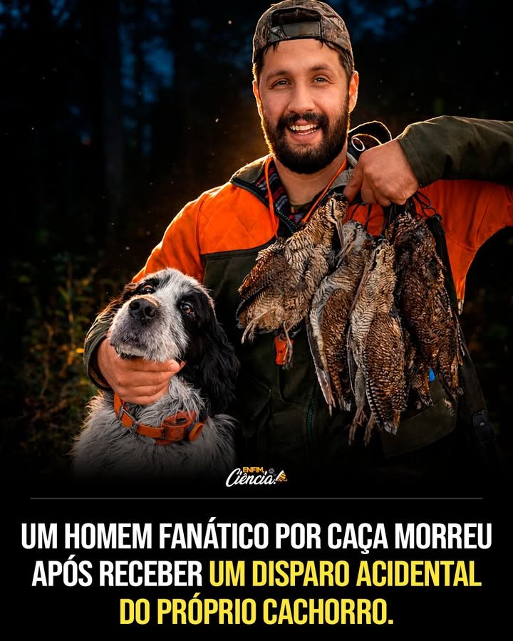 Tudo parecia sob controle até que um movimento inesperado transformou uma rotina de caça em uma tragédia impossível de ignorar. Como algo tão comum pode terminar de forma tão brutal? Essa é a pergunta que surge logo no início, porque não se trata de uma perseguição, de um confronto ou de uma situação extrema em meio ao mato. O que aconteceu veio de um instante banal, quase automático, daqueles que parecem não oferecer risco algum. E talvez seja justamente isso que torna o caso tão perturbador. Mas o que houve, afinal? Durante uma jornada de caça, um homem se preparava para seguir para outro ponto. Nada indicava que aquele momento de transição, entre uma parada e outra, seria o mais perigoso do dia. Ele estava guardando a **espingarda** na parte traseira do veículo quando tudo saiu do controle. E o que poderia dar errado nesse exato segundo? É aqui que muita gente se surpreende. Antes que ele pudesse concluir o movimento, o **cachorro** que o acompanhava pulou para dentro do carro. O salto, aparentemente inocente, teve uma consequência devastadora: com a pata, o animal acabou pressionando o **gatilho** da arma. Um disparo acidental causado pelo próprio cachorro? Sim, e é justamente esse detalhe improvável que fez a história ganhar repercussão muito além do local onde ocorreu. O tiro foi disparado a curta distância e atingiu o próprio caçador. Em situações assim, segundos fazem diferença. Mas há um ponto que quase ninguém percebe de imediato: quando uma arma está pronta para disparar em um espaço tão próximo, o tempo de reação praticamente desaparece. Ele chegou a ser socorrido? Sim. Após o disparo, o homem foi levado rapidamente ao **Hospital Estatal de Alaçam**. As equipes médicas tentaram salvá-lo, mas os ferimentos eram graves demais. As informações divulgadas indicaram que o tiro atingiu uma **região vital** do corpo, o que reduziu drasticamente as chances de sobrevivência. Pouco tempo depois de dar entrada na unidade, ele morreu. Mas quem era esse homem, e onde exatamente tudo isso aconteceu? Só então o caso ganha contornos ainda mais concretos. A vítima era o caçador turco **Ozgur Gevrekoglu**, de **32 anos**. O acidente aconteceu em uma área montanhosa do distrito de **Alaçam**, na província de **Samsun**, no norte da **Turquia**, uma região próxima ao **Mar Negro** conhecida por áreas rurais e pela prática da caça. Ele estava acompanhado de amigos quando saiu para caçar. Havia suspeita de crime ou participação de outra pessoa? Essa dúvida surgiu naturalmente por causa das circunstâncias incomuns. No entanto, a **polícia turca** abriu investigação, analisou a cena e ouviu testemunhas. A conclusão foi de que se tratava de um **acidente**, sem indícios de crime e sem envolvimento de terceiros. O cachorro, apesar de estar no centro do episódio, não sofreu ferimentos. Então por que essa história abalou tanta gente? O que acontece depois muda completamente o peso emocional do caso. A tragédia ganhou repercussão ainda maior porque **Ozgur Gevrekoglu havia se tornado pai apenas dez dias antes**. Esse detalhe mudou a forma como o episódio foi recebido por familiares, moradores da região e por pessoas em outros países. De repente, a notícia deixou de ser apenas um acidente incomum e passou a representar uma perda ainda mais devastadora. E por que esse caso continua sendo lembrado? Porque ele reacendeu uma discussão que vai muito além de um episódio isolado. Especialistas alertam que armas usadas em atividades de caça devem ser transportadas **descarregadas** e com os **mecanismos de segurança ativados**, justamente para evitar disparos acidentais. Quando esse cuidado falha, até um gesto imprevisível pode ser suficiente para provocar consequências irreversíveis. No fim, o que torna essa história tão difícil de esquecer não é apenas o caráter incomum do acidente. É a forma como tudo aconteceu em um momento aparentemente simples, sem sinal de ameaça imediata, e ainda assim terminou da pior maneira possível. E talvez seja exatamente por isso que o caso continue ecoando: porque ele mostra que, quando há uma arma envolvida, o perigo nem sempre vem de onde se espera.