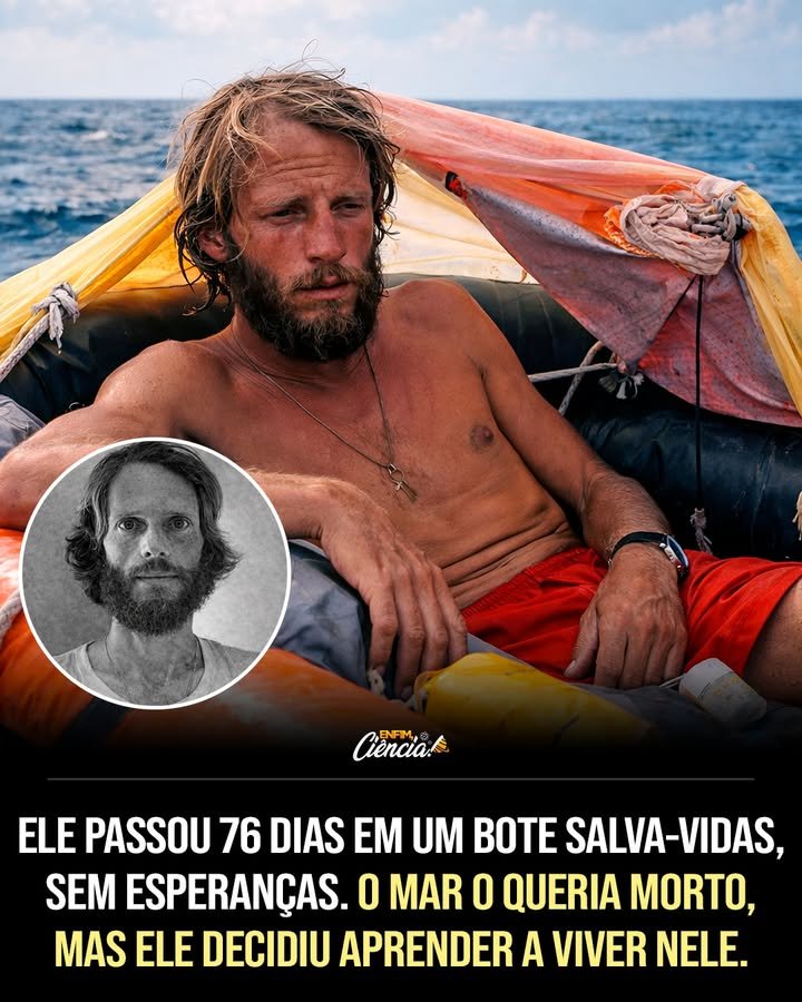Um estrondo no meio da madrugada foi tudo o que bastou para transformar um sonho em uma sentença de morte. Mas como alguém continua vivo quando o mar decide engolir tudo em menos de **30 segundos**? A resposta começa no instante em que o casco foi atingido e um pequeno veleiro começou a afundar no meio do **Atlântico**. Não houve tempo para planos longos, despedidas ou cálculos perfeitos. Houve apenas reflexo. Pegar o que estava ao alcance. Saltar. Cair numa **balsa inflável** minúscula. E então olhar em volta e perceber o tamanho real do problema: nenhuma luz, nenhum navio, nenhuma costa, só escuridão e água por todos os lados. Mas o que alguém leva consigo quando sabe que cada segundo pode ser o último? Quase nada. E é justamente isso que torna tudo mais inquietante. Antes que o barco desaparecesse, ele conseguiu salvar um **saco de dormir**, um pequeno **kit de sobrevivência**, um pouco de comida, um **mapa** e um item que, naquele cenário, valia mais do que qualquer tesouro: um **destilador solar**, capaz de transformar água do mar em água potável. Parece suficiente? Não era. Porque sobreviver por algumas horas é uma coisa. Sobreviver por dias, sem saber se alguém virá, é outra completamente diferente. E o que acontece quando os poucos suprimentos acabam? É aí que a história muda de tom. O sol queimava durante o dia. À noite, o frio atravessava o corpo. A água doce virou obsessão. A comida desapareceu rápido. A pele, sempre molhada de sal, começou a abrir em **feridas** que não cicatrizavam. O corpo enfraquecia, e a mente começava a entender uma verdade brutal: esperar passivamente significava morrer. Mas há um detalhe que quase ninguém percebe nesse ponto — o maior risco não era só a fome ou a sede. Era aceitar o papel de vítima. E o que alguém faz quando percebe isso no meio do oceano? Ele muda de identidade para continuar vivo. Em vez de náufrago, virou **caçador**. Com restos do que sobrou, improvisou uma pequena **lança** e começou a pescar os peixes que se aproximavam da sombra da balsa, como **peixes-gatilho** e **dourados**. Comia a carne crua. Aproveitava até o líquido dos olhos e das espinhas para conseguir um pouco mais de hidratação. Parece extremo? Era. Mas o oceano não oferecia alternativas gentis. E é aqui que muita gente se surpreende: aos poucos, aquela balsa de apenas **1,5 metro de diâmetro** deixou de ser só um abrigo precário e virou um sistema de sobrevivência. Como isso foi possível? Observando tudo. As **nuvens** passaram a indicar chance de chuva. As **estrelas** ajudavam a manter alguma noção de direção. Cada peixe, cada gota de água, cada sombra tinha valor. Só que o mar ainda não tinha terminado de testar seus limites. E o que acontece depois muda tudo de novo. Em certo momento, um **tubarão** atacou a balsa e perfurou um dos compartimentos de ar. De repente, não bastava mais suportar fome, sede e isolamento. Era preciso impedir que o único abrigo afundasse. Durante dias, ele teve de **bombear ar manualmente** e improvisar reparos enquanto ondas de até **três metros** sacudiam tudo. Se parasse por alguns minutos, podia perder a balsa. Se perdesse a balsa, perderia a vida. Mas quanto tempo um ser humano aguenta assim? Mais do que quase qualquer um imaginaria. Os dias viraram semanas. **50 dias. 60. 70.** O corpo já havia perdido cerca de **30% do peso**. A mente falhava. Ele falava sozinho. Via luzes que talvez não existissem. E o mais cruel: chegou a avistar **nove navios** ao longe. Acendeu sinalizadores, gritou, tentou ser visto. Ninguém o viu. Era como existir no ponto cego do mundo. Então por que continuar? Porque, às vezes, continuar é a única forma de dar ao improvável uma chance de acontecer. E aconteceu. No **76º dia**, surgiu no horizonte uma linha diferente. Não era onda. Não era ilusão. Era **verde**. Era **terra**. Só então se revela por completo quem estava naquela balsa e por que essa história atravessou décadas: era **Steven Callahan**, arquiteto naval que havia projetado o próprio barco para cruzar sozinho o Atlântico, saindo das **Ilhas Canárias** rumo ao **Caribe**. O sonho afundou a cerca de **1.300 quilômetros** das Canárias, possivelmente após o casco ser rasgado por uma baleia ou por algum objeto submerso. Mas ele não afundou junto. A terra era a ilha de **Marie-Galante**, em **Guadalupe**. Steven estava tão fraco que mal conseguia ficar em pé. Pescadores locais notaram pássaros circulando algo estranho no mar e se aproximaram. Dentro de uma balsa destruída, encontraram um homem reduzido ao limite, coberto de sal, feridas e exaustão — mas vivo. **Steven Callahan sobreviveu 76 dias à deriva no Atlântico**. Depois, ele transformou essa experiência no livro **À Deriva** e, anos mais tarde, ajudou até na produção de **A Vida de Pi**, mostrando como é, de verdade, enfrentar a imensidão do oceano. E talvez seja justamente por isso que essa história não termina quando o resgate acontece. Porque o mais impressionante não é apenas ter sobrevivido. É entender o que manteve alguém avançando quando já não parecia restar nada — e perceber que essa resposta continua ecoando muito depois da última onda.
