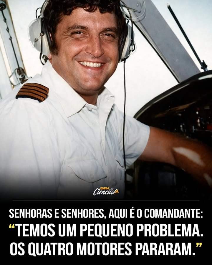 Imagine ouvir, no meio de um voo noturno, que existe apenas um “**pequeno problema**” — e descobrir que esse problema era o desaparecimento completo da força que mantinha um **Boeing 747** no ar. Como algo assim poderia acontecer em uma aeronave gigantesca, lotada de passageiros e cruzando a escuridão sobre o oceano? Na noite de **24 de junho de 1982**, o que parecia ser apenas mais uma viagem tranquila começou a se transformar em um dos episódios mais impressionantes da história da aviação. A aeronave seguia a cerca de **37 mil pés**, com **263 pessoas a bordo**, quando o impossível começou a tomar forma. Mas o que foi percebido primeiro? Não houve uma explosão dramática nem um aviso que explicasse tudo de imediato. O que surgiu foi algo ainda mais inquietante: um motor falhou. Depois, outro. Em seguida, mais um. E então veio o cenário que quase ninguém imagina ser possível em pleno voo: **os quatro motores apagaram** em menos de dois minutos. O que significa, na prática, perder os quatro motores de um avião desse porte? Significa que, de repente, uma máquina de quase **170 toneladas** deixa de avançar com empuxo e passa a depender apenas da física, da altitude restante e da habilidade de quem está na cabine. Em outras palavras, o avião virou um **planador gigante**, deslizando em silêncio sobre o **Oceano Índico**, enquanto o altímetro continuava descendo. E o que se passa dentro da cabine quando nem os pilotos entendem a causa? Essa é a parte que mais prende a atenção, porque o problema não era apenas técnico — era também psicológico. Havia escuridão, havia urgência, havia centenas de vidas em jogo. Ainda assim, o comandante **Eric Moody** fez um anúncio que entraria para a história. Com uma calma quase inacreditável, disse aos passageiros: “**Senhoras e senhores, aqui é o comandante falando. Temos um pequeno problema. Os quatro motores pararam. Estamos fazendo o máximo possível para fazê-los funcionar novamente. Espero que vocês não estejam muito preocupados.**” Como alguém consegue falar assim diante de uma situação dessas? É exatamente aí que muita gente se surpreende. A serenidade da frase não diminuía o perigo — ela revelava o nível de controle emocional necessário quando qualquer sinal de pânico poderia piorar tudo. Enquanto os passageiros tentavam entender o peso real daquelas palavras, o avião continuava descendo. E havia um limite silencioso se aproximando. Que limite era esse? Durante cerca de **15 minutos**, a aeronave perdeu milhares de pés de altitude enquanto se aproximava da região de **Java**, na **Indonésia**. Moody sabia que, se os motores não voltassem a funcionar até cerca de **12 mil pés**, restaria uma alternativa extrema: **amerissar no oceano**, no meio da noite. E há um detalhe que quase ninguém percebe de imediato: não era apenas uma corrida contra a altitude, mas contra o desconhecido. Eles ainda não sabiam por que os motores tinham parado. Então o que aconteceu depois? Quando a altitude já parecia perigosamente baixa, a cerca de **13.500 pés**, algo mudou. Um motor voltou. Pouco depois, outro. Em seguida, mais um. O que parecia caminhar para uma tragédia começou a abrir uma fresta de esperança. Só que o retorno da potência não significava o fim do pesadelo. Na verdade, foi nesse ponto que surgiu a explicação — e ela mudava tudo. Qual era a causa real? O avião havia atravessado uma **nuvem invisível de cinzas vulcânicas** do **Monte Galunggung**. As partículas abrasivas afetaram os motores e ainda provocaram outro problema crítico: **“lixaram” o para-brisa da cabine**, deixando-o quase opaco. Ou seja, mesmo com parte da potência recuperada, olhar para fora já não ajudava como deveria. Era como tentar enxergar através de **vidro fosco**. Como pousar assim? Esse é o ponto em que a história deixa de ser apenas improvável e se torna extraordinária. Moody conduziu a aproximação final para **Jacarta** quase totalmente pelos **instrumentos**, usando apenas uma pequena área ainda transparente no para-brisa para localizar a pista. O que acontece em seguida muda o peso de tudo o que veio antes: o enorme 747 tocou o solo, e **todas as 263 pessoas sobreviveram**. Por que esse episódio continua sendo lembrado décadas depois? Porque ele não foi apenas um pouso bem-sucedido. Tornou-se um **marco na aviação**, levando a mudanças importantes na **detecção e no monitoramento de nuvens de cinzas vulcânicas** em grandes altitudes. E porque, no centro de tudo, estava um comandante que transformou sangue-frio em sobrevivência. E por que essa história voltou a ecoar com tanta força? Porque **Eric Moody**, o piloto que manteve a calma quando um avião inteiro virou planador no meio da noite, morreu em **março de 2024**, aos **82 anos**. Seu anúncio continua vivo não só pela ironia contida no “pequeno problema”, mas pelo que ele realmente representava: a voz firme de alguém que sabia que ainda havia uma chance — mesmo quando quase não restava céu.